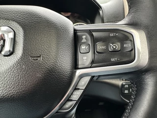 Dodge Ram 1500 2018 - 5.7 V8 LARAMIE / LPG / TREKHAAK 3.5T / ADAPTIVE CRUISE / CAMERA / PANO / 12 INCH SCREEN / DELMONICO RED obrazek 18
