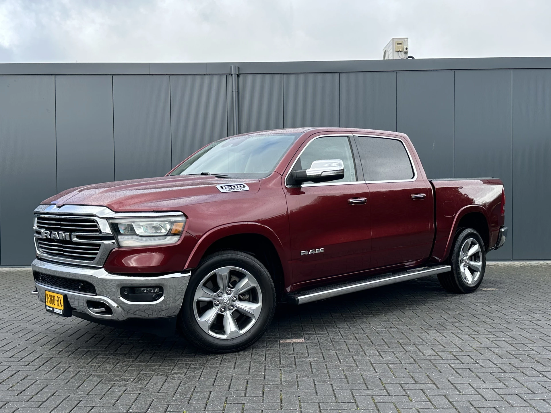 Dodge Ram 1500 2018 - 5.7 V8 LARAMIE / LPG / TREKHAAK 3.5T / ADAPTIVE CRUISE / LUCHTVERING / CAMERA / PANO / 12 INCH SCREEN / DELMONICO RED zdjęcie 2