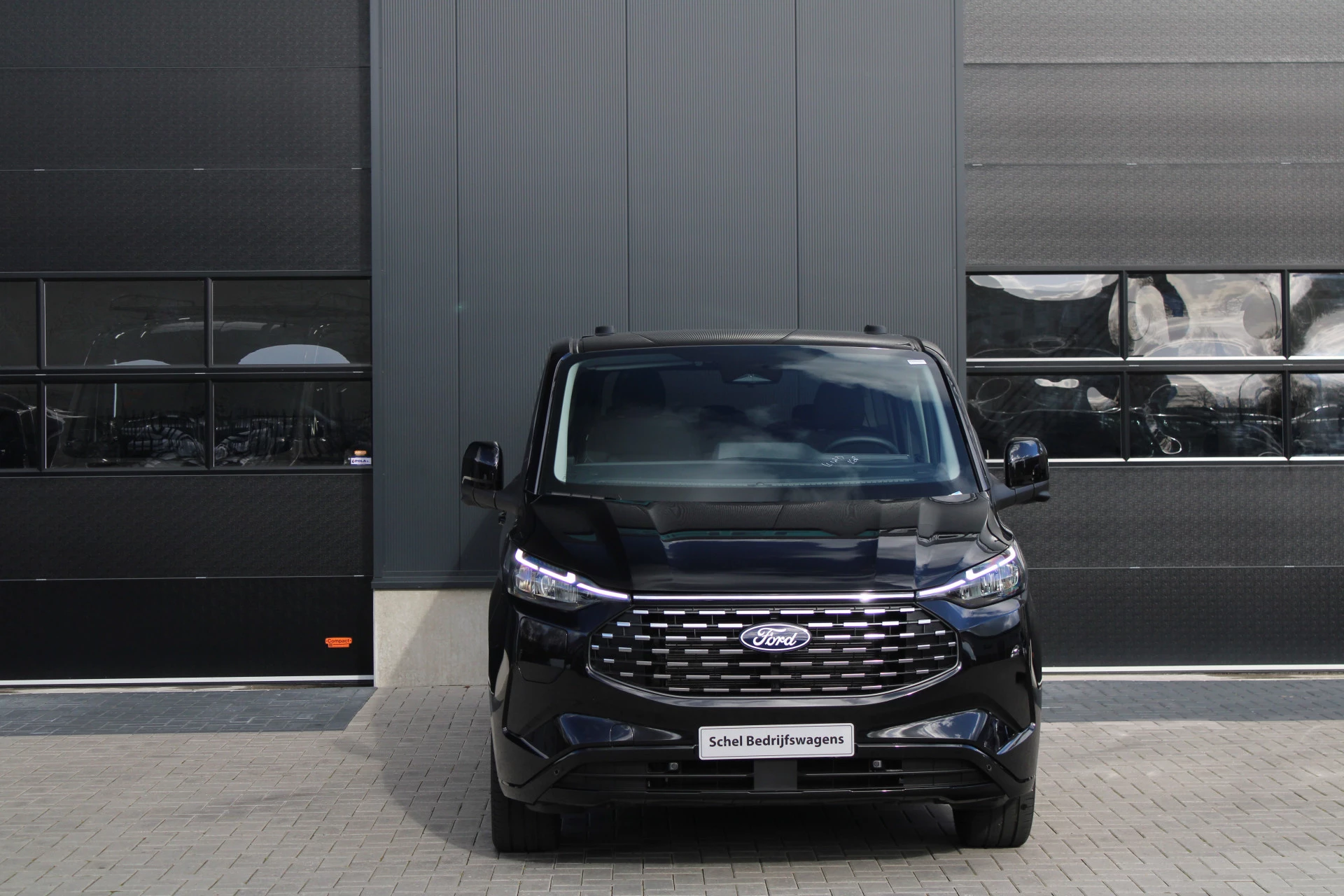 Ford Tourneo Custom 2025 - 340 2.5 PHEV L2H1 Titanium X 232pk | 2x Schuifdeur | ACC | 360 camera | Leder | Navi | Verwarmd stuurwiel | 19" LM velgen | Rijklaar obrázek 2