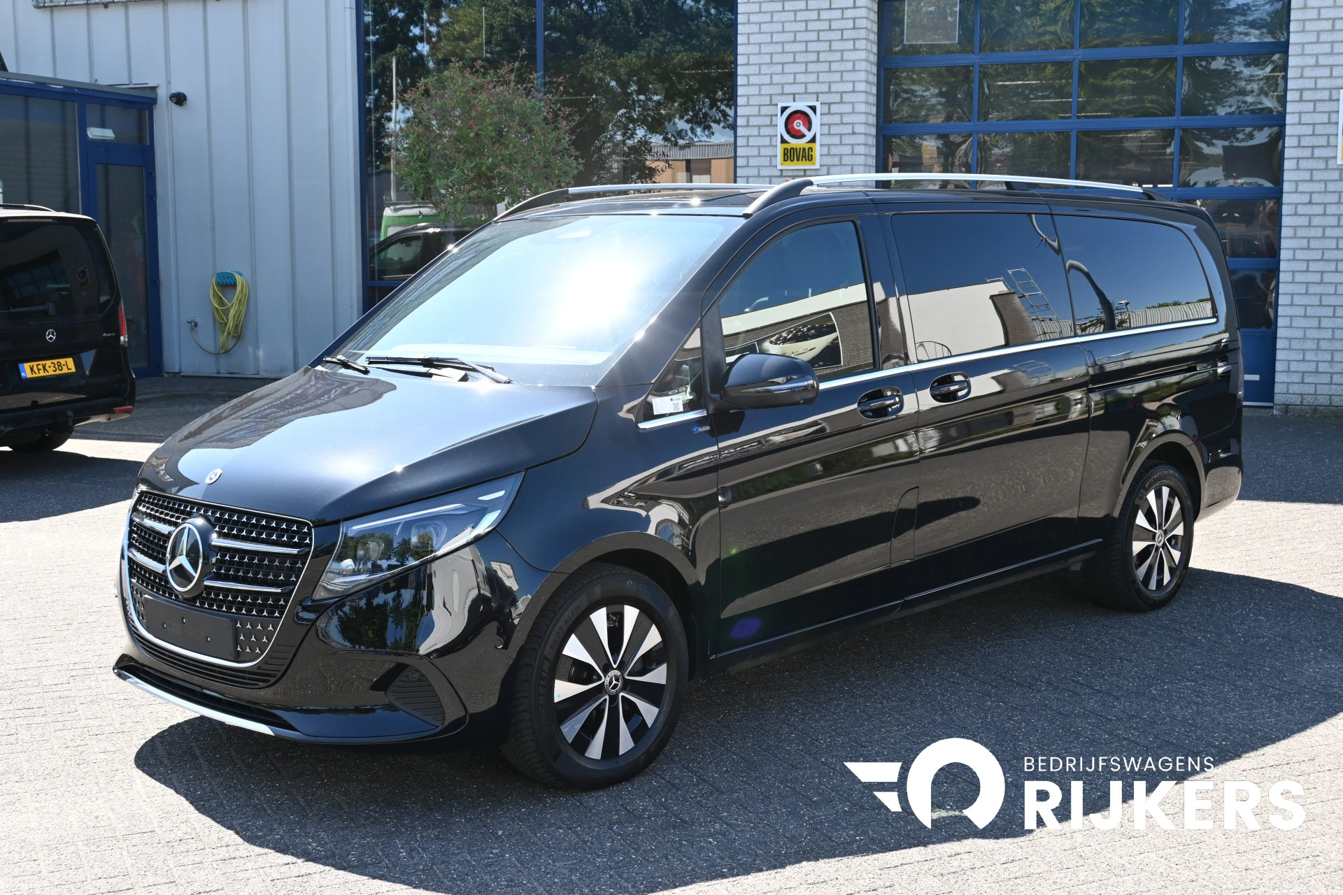 Mercedes-Benz V-Class 2025 - 300d 4-Matic L3 Avantgarde 4x4 image 1