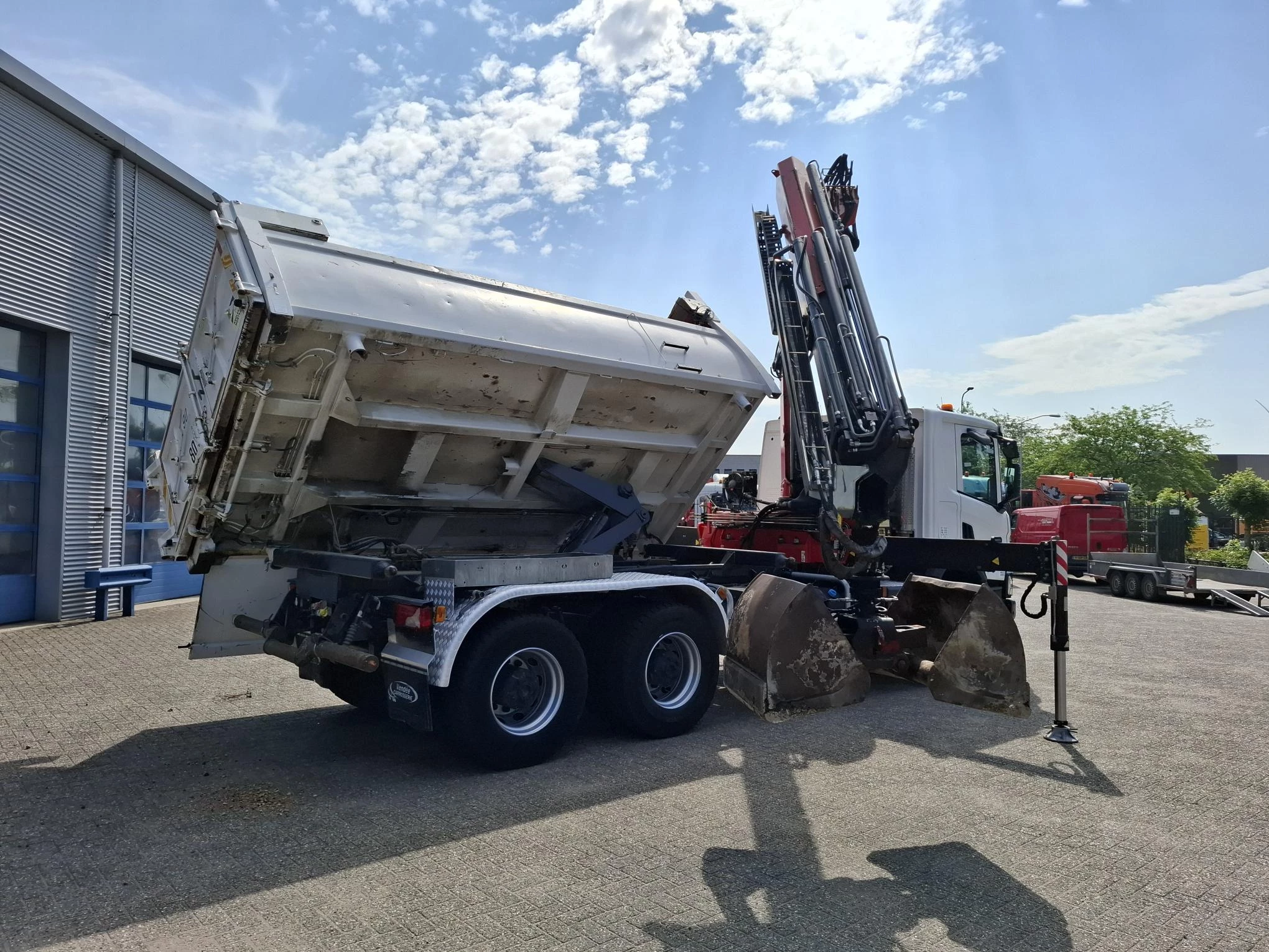 Scania P - NGS XT P410 / 6X4 / RETARDER / ONLY:192584 KM / BIG AXLE / FASSI F215A / REMOTE / ROTATOR / 2SIDE TIPPER / FULL-STEEL / DRUM BRAKES / TUV:01-03-2027 / EURO-6 / 2018 afbeelding 18