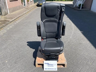 DAF N/A - 2296487 BESTUURDERSSTOEL MET DAF-LOGO immagine 1