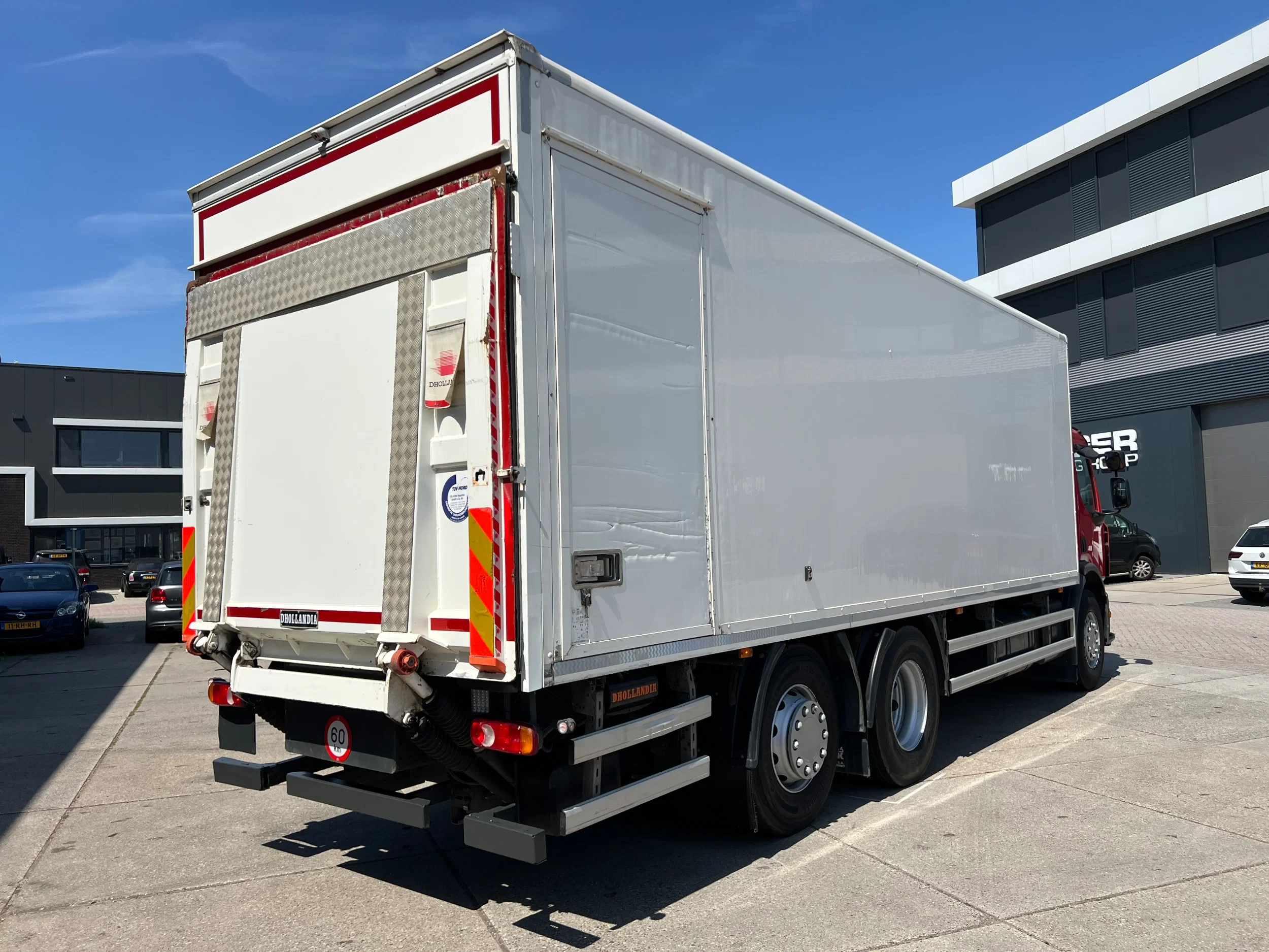 Renault D 2019 - Wide 28.320 / 6x2 / Closed box / Dhollandia image 6