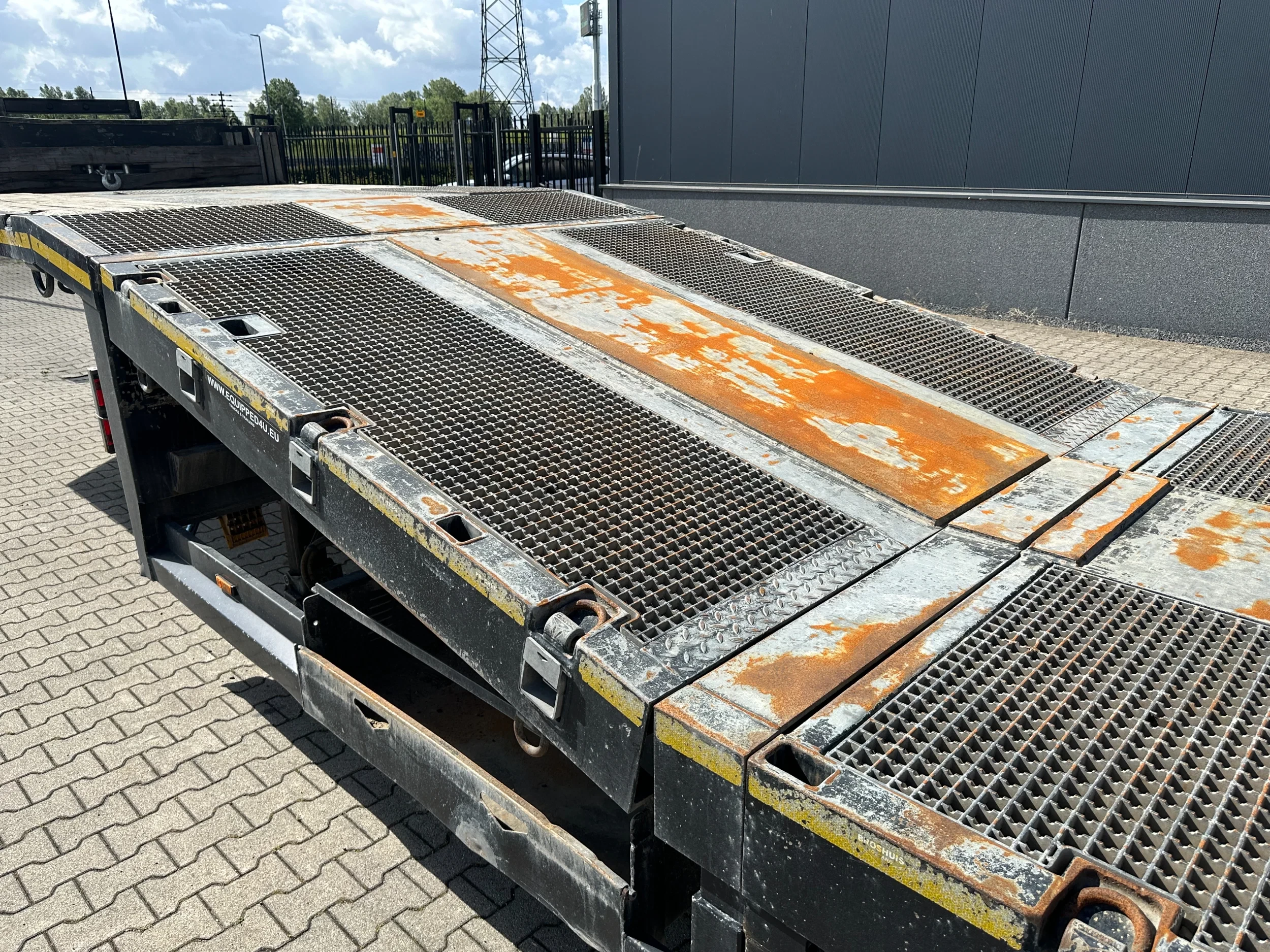 Broshuis 2017 - 3ABSD Lowloader 3-axle / GVW: 59.000kg / Neck: 23.000kg / hydraulic steering + ramps + loading table / 4.60m extendable / winch / liftaxle afbeelding 24