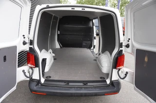 Volkswagen Transporter 2024 - 150pk L2H1 Apple Carplay Parkeersensoren Navigatie Achterdeuren Cruise control 3-Zits image 2 thumbnail