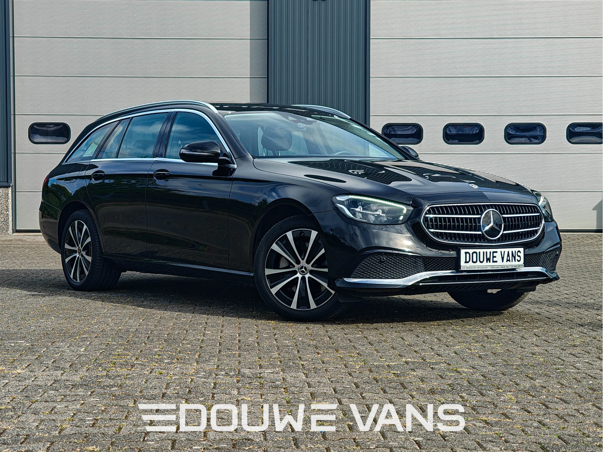 Mercedes-Benz E-Klasse 2022 - 300e LED Carplay Camera Navigatie Stoelverwarming afbeelding 1