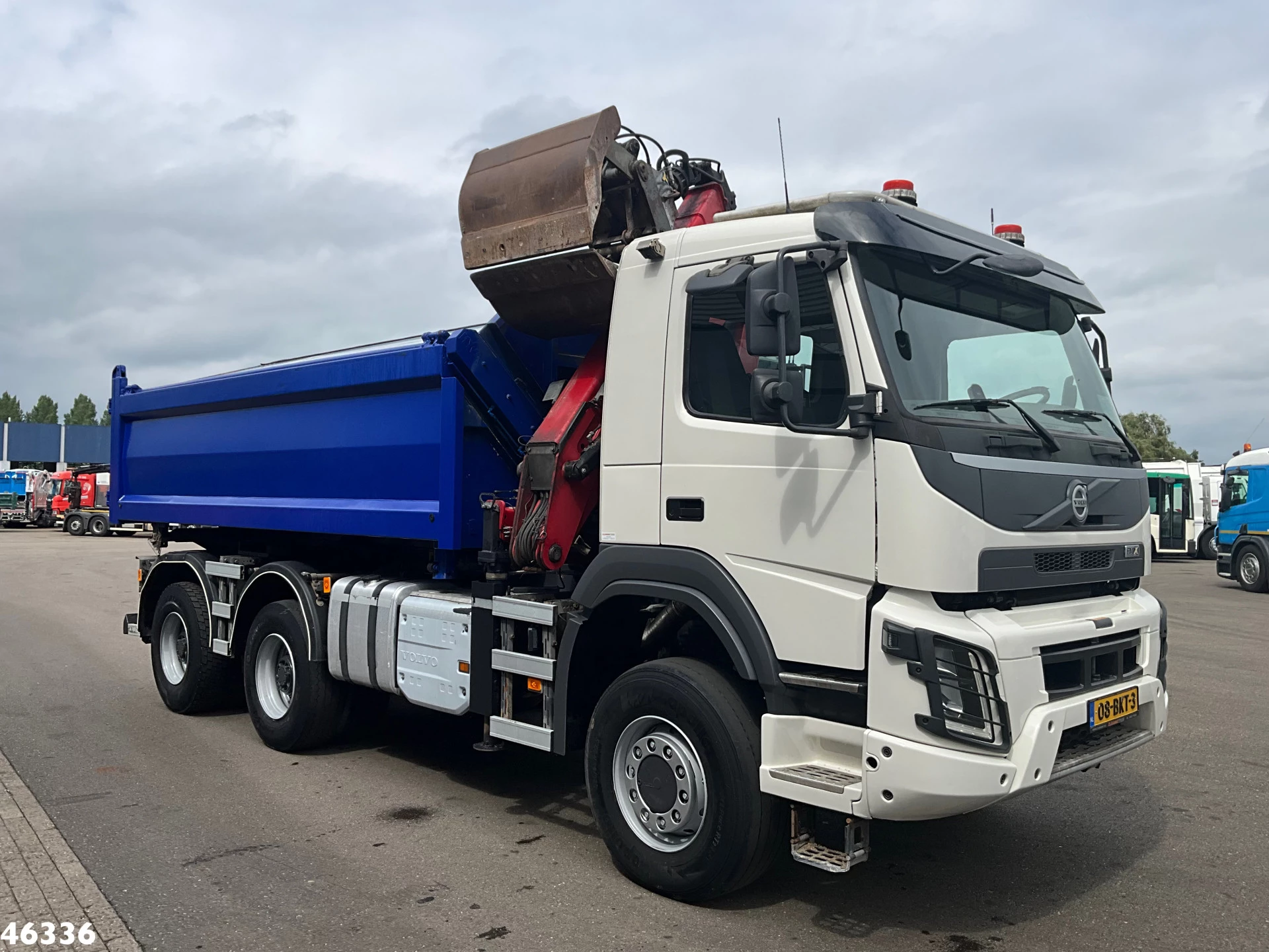 Volvo FMX 460 6x6 Euro 6 HMF 16 Tonmeter Z-kraan 2018 image 4