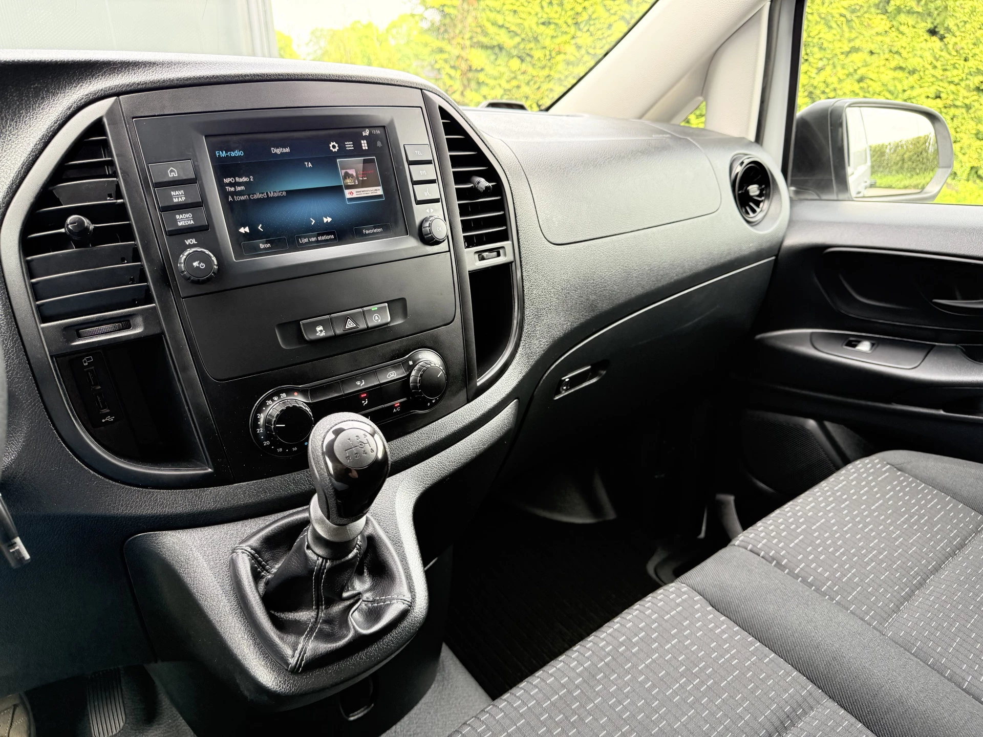 Mercedes-Benz Vito 2023 - 110 CDI / L2H1 / 1e EIG. / UNIEKE SORTIMO INRICHTING / 2x SCHUIFDEUR / **9.446 KM** / 3-ZITS image 23