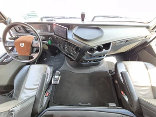 Volvo FH 2023 - 13.500 Globetrotter XL 6x2 - Retarder - Full air - Leather - Camera obrazek 19