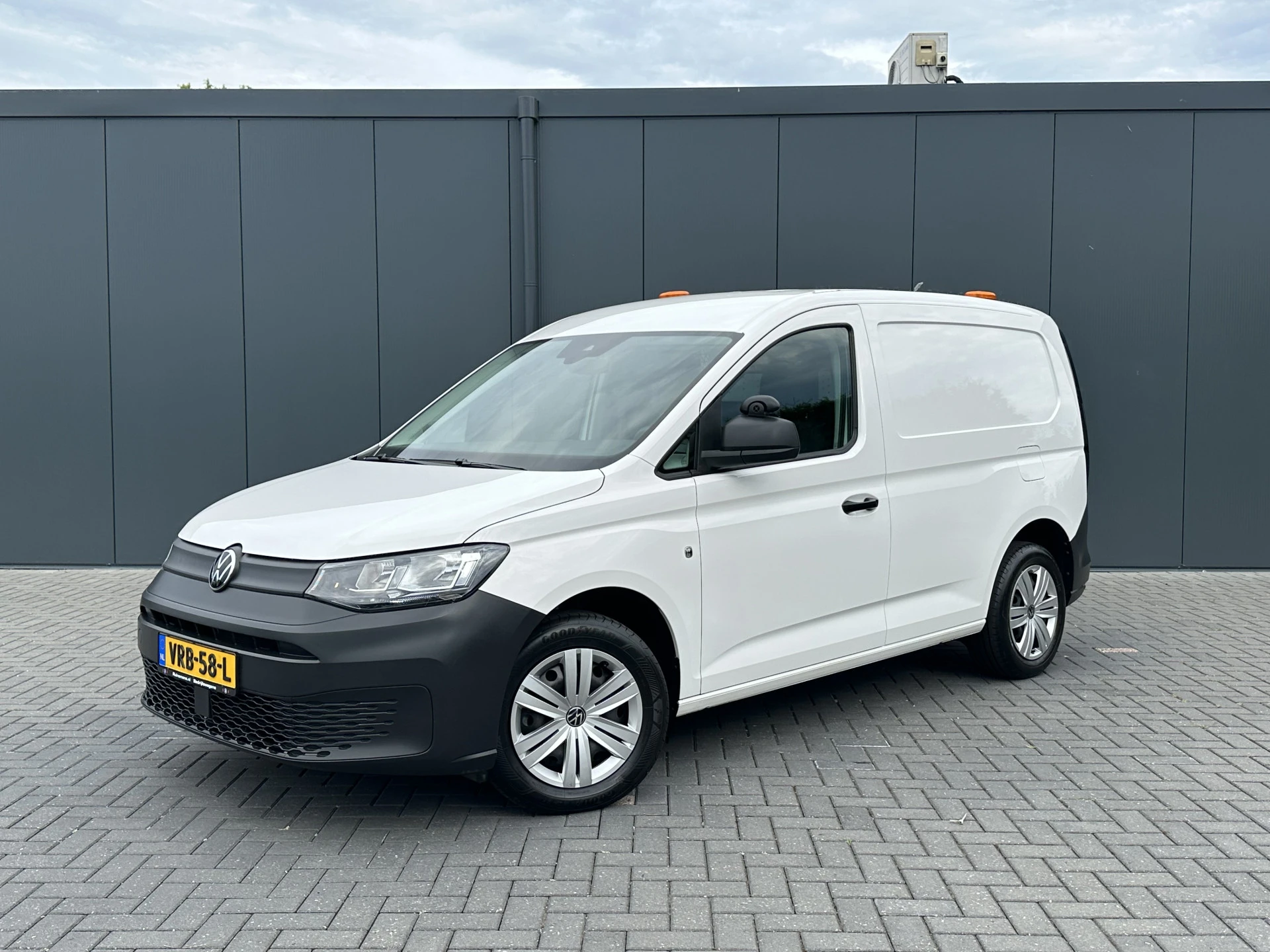 Volkswagen Caddy 2022 - Cargo 2.0 TDI 123 PK 4-MOTION / L1H1 / 4x4 / 1e EIG. / TREKHAAK / INRICHTING / CAMERA / CRUISE / AIRCO / CARPLAY afbeelding 2