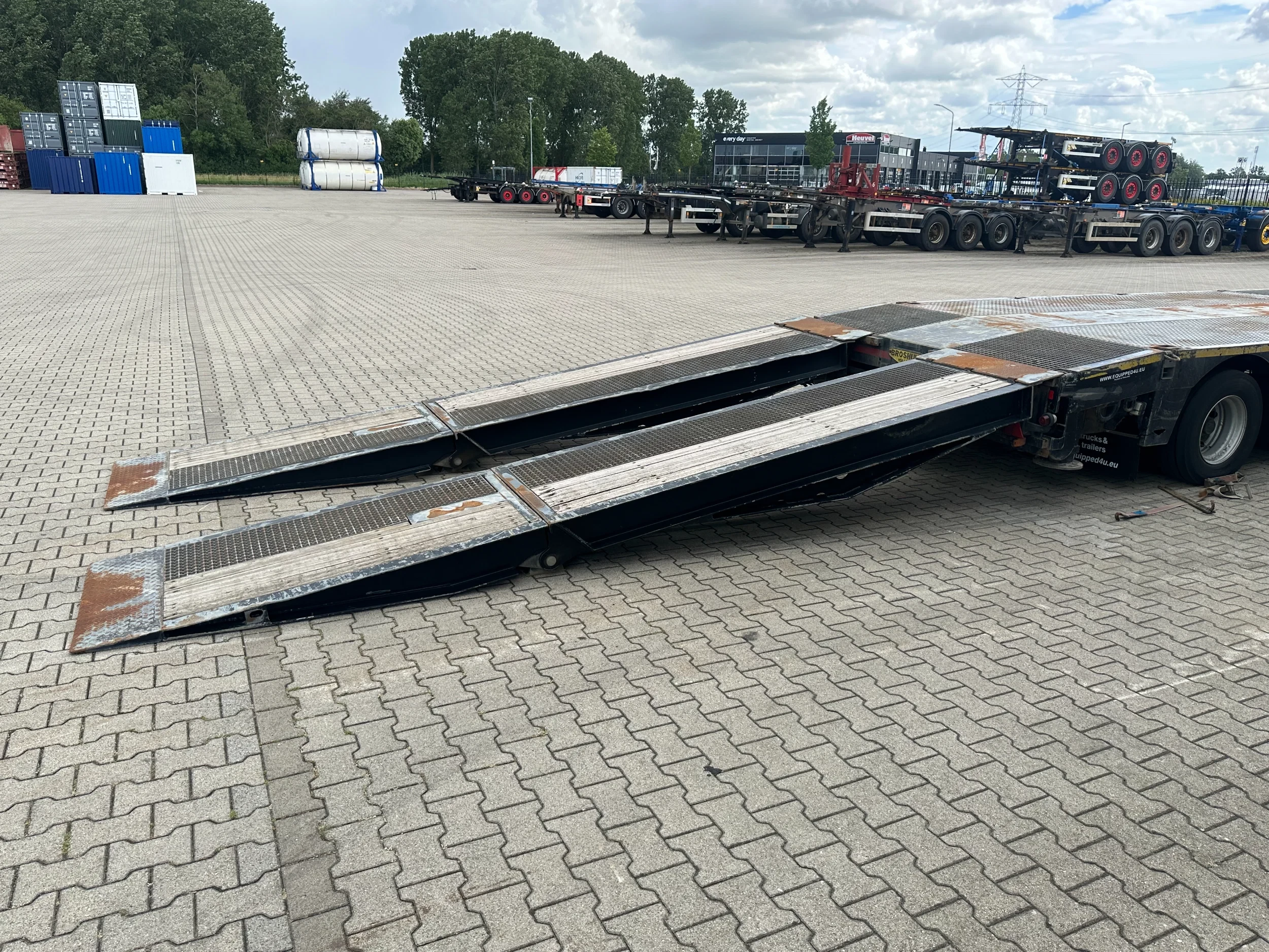 Broshuis 2017 - 3ABSD Lowloader 3-axle / GVW: 59.000kg / Neck: 23.000kg / hydraulic steering + ramps + loading table / 4.60m extendable / winch / liftaxle afbeelding 37
