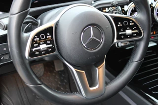 Mercedes-Benz A-Class 2020 - 250e AUT8 Premium LEDER CARPLAY WIDESCREEN SFEER CAMERA изображение 19