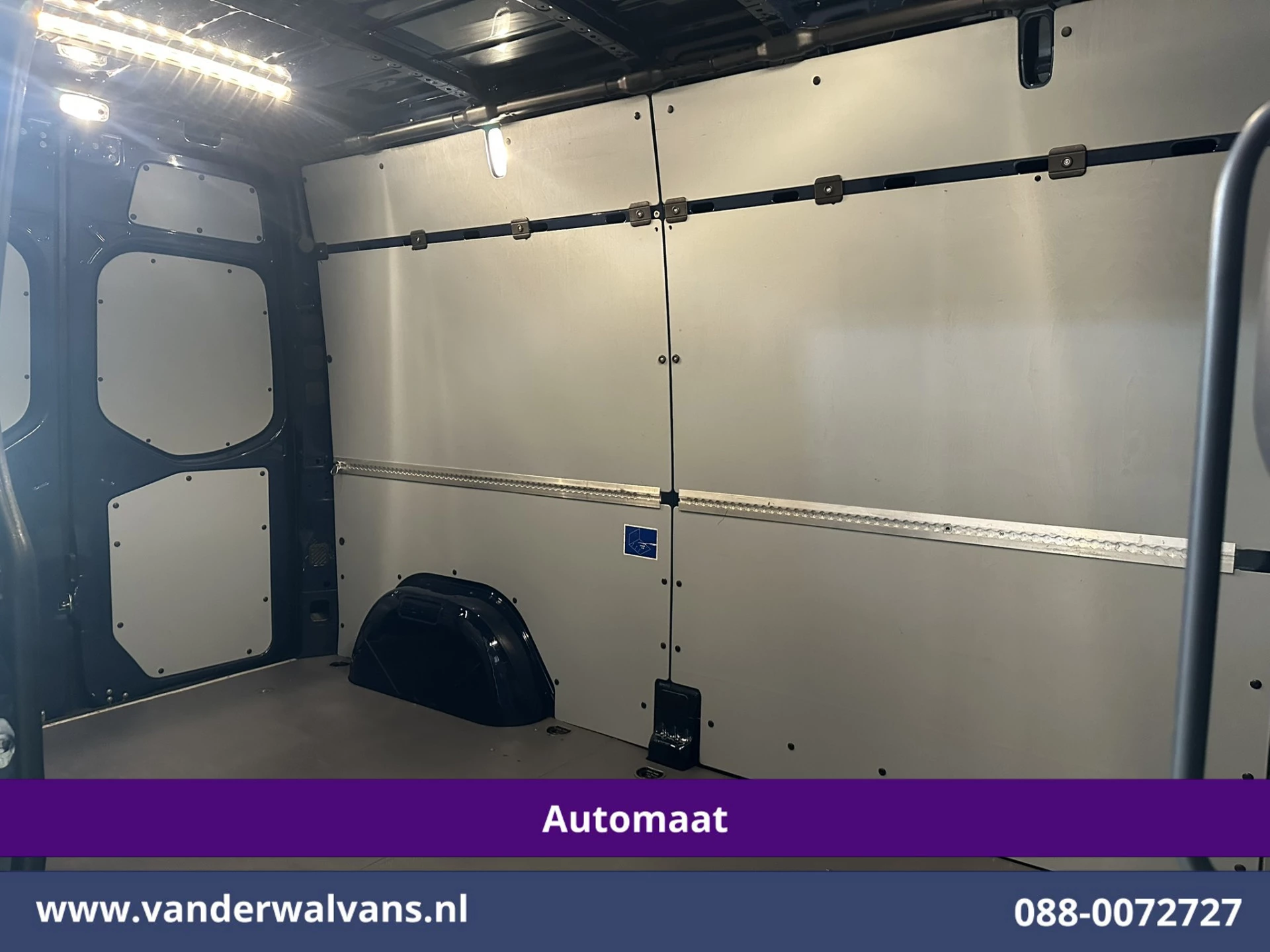 Mercedes-Benz Sprinter 2020 - 214 CDI 143pk 9G-Tronic Automaat L2H2 Euro6 Airco | Camera | Navigatie | Apple Carplay | Chauffeursstoel image 17