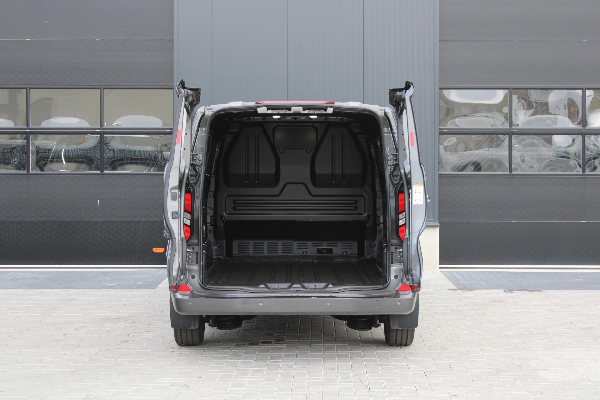 Ford Transit Custom 2025 - 320 2.0 TDCI L2H1 Limited 170pk - Adaptive Cruise - Stuurwiel verwarmd - Draadloos laden - Blind spot - Navigatie - Camera - Rijklaar zdjęcie 7