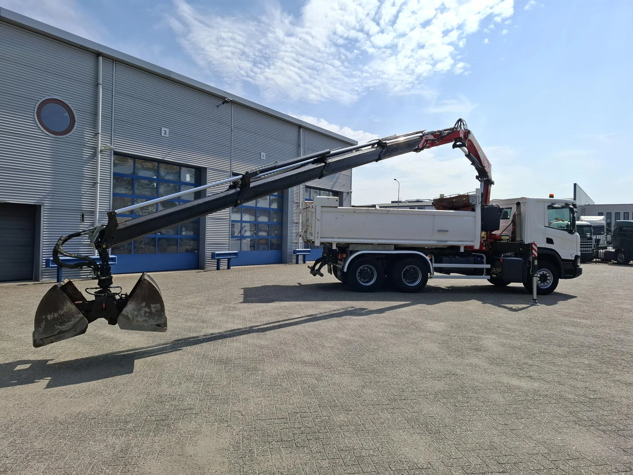 Scania P - NGS XT P410 / 6X4 / RETARDER / ONLY:192584 KM / BIG AXLE / FASSI F215A / REMOTE / ROTATOR / 2SIDE TIPPER / FULL-STEEL / DRUM BRAKES / TUV:01-03-2027 / EURO-6 / 2018 afbeelding 30