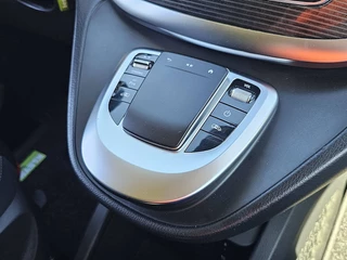 Mercedes-Benz EQV 2022 - 300 image 13