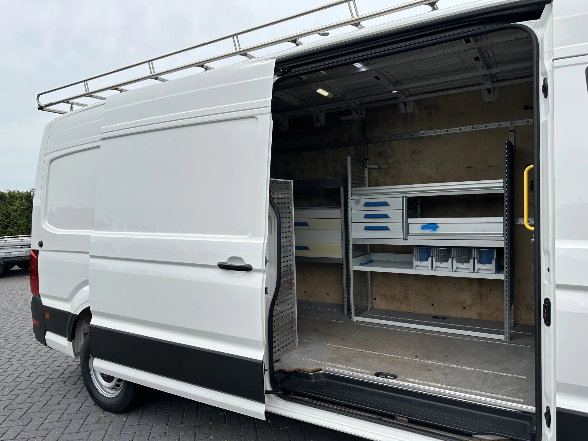 Volkswagen Crafter 2017 - 2.0 TDI 141 PK E6 / L4H3 / INRICHTING / IMPERIAAL + TRAP / 3 TONS TREKHAAK / CAMERA / AIRCO afbeelding 11