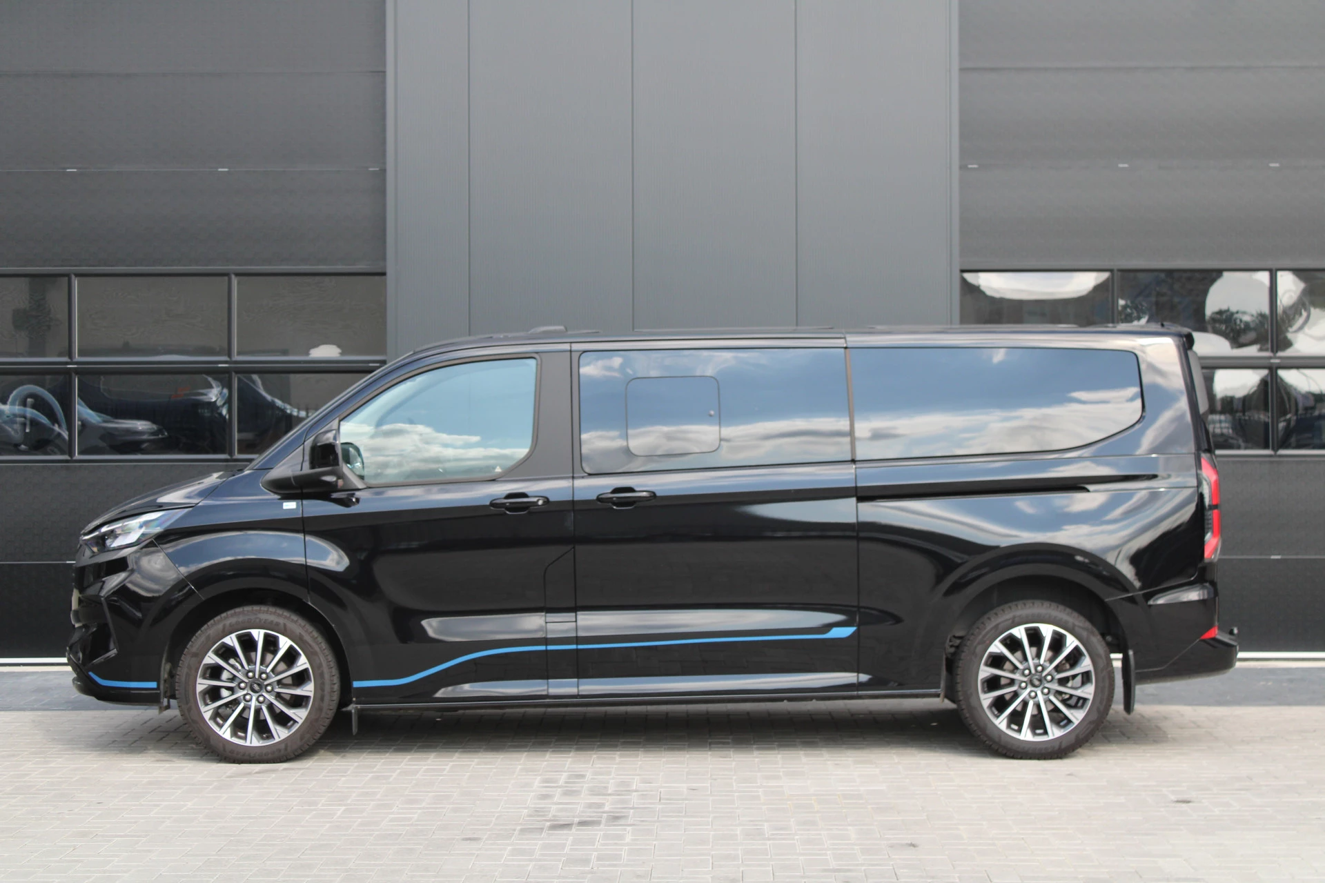 Ford Tourneo Custom 2024 - 320 2.0 TDCI L2H1 Titanium X DC 170pk - Adaptive Cruise - LED - Blind Spot - Leder - Navigatie - 360 Camera - Trekhaak - Rijklaar Bild 8