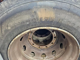 MICHELIN 280/75 R 22.5 TERMNAL TRACTOR TIRE EXTRA HEAVY DUTY. 2005 - N/A zdjecie 3