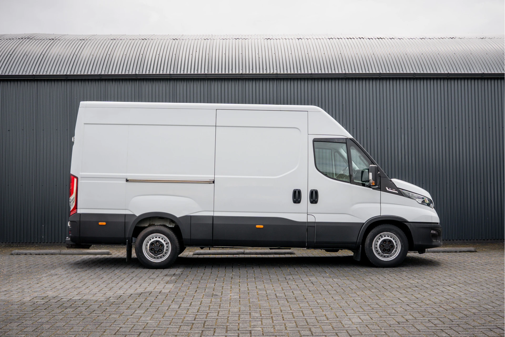 Iveco Daily 2022 - 35S18 175 PK 3.0 Liter! | Automaat | 3.500 KG trekgewicht | Camera | Cruise | Airco | Trekhaak | 3-Zits afbeelding 6