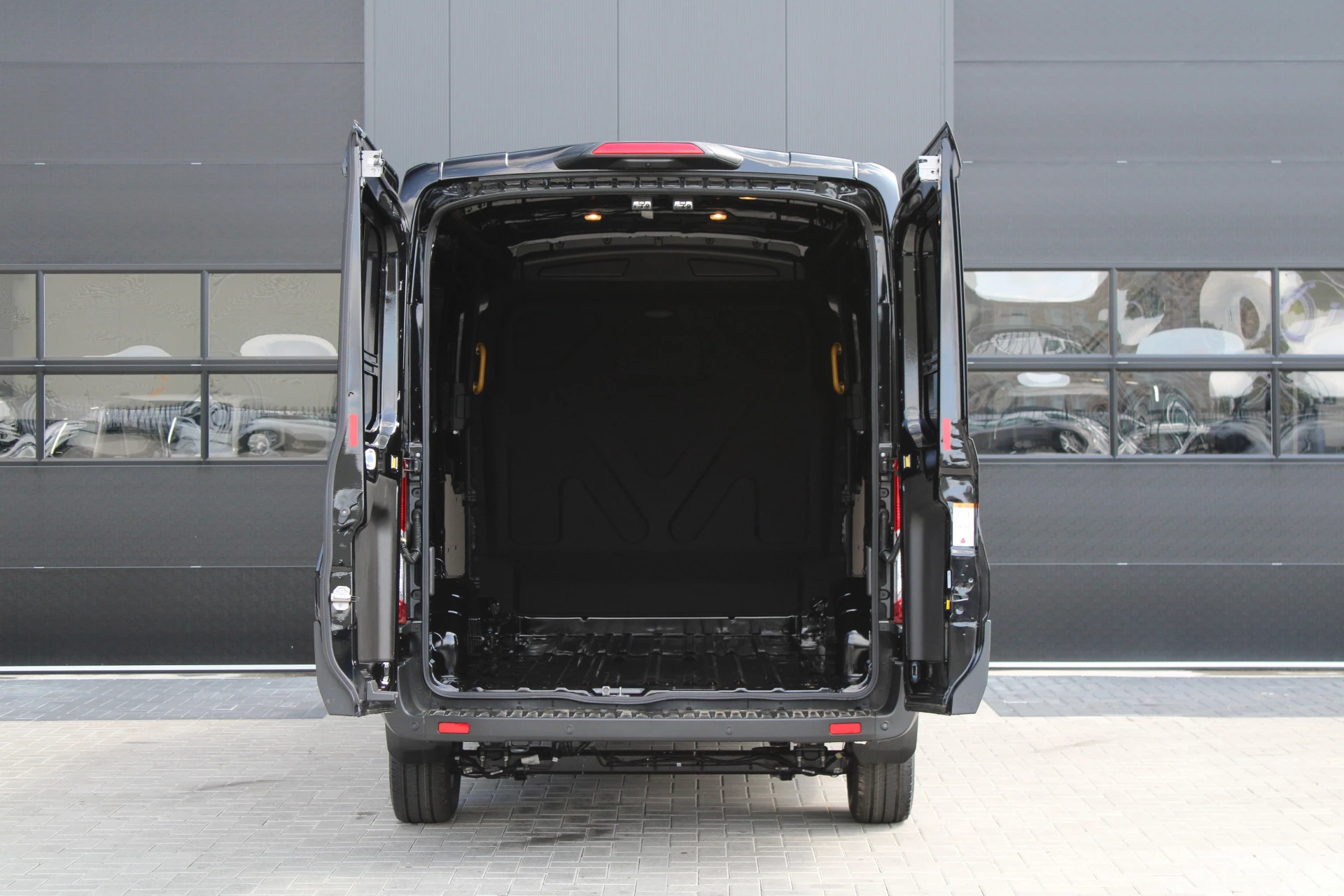 Ford Transit 2024 - 350 2.0 TDCI L2H2 Limited 165pk - 2x Schuifdeur - Navi - 360 Camera - Adaptive Cruise - Xenon - Blind Spot - Rijklaar obrázek 4