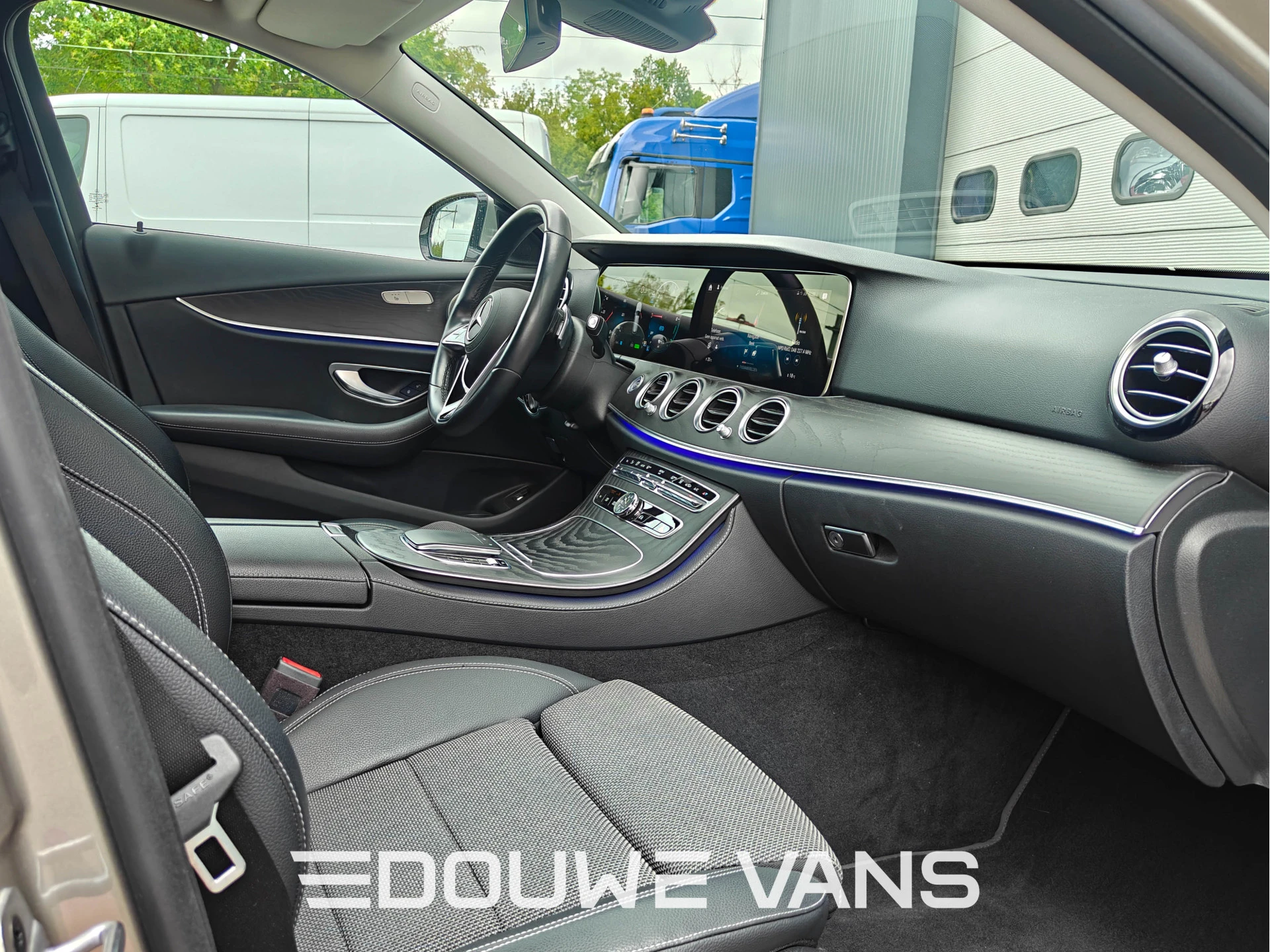Mercedes-Benz E-Class 2022 - 300e Burmester Trekhaak Avantgarde Schuifdak Bild 13