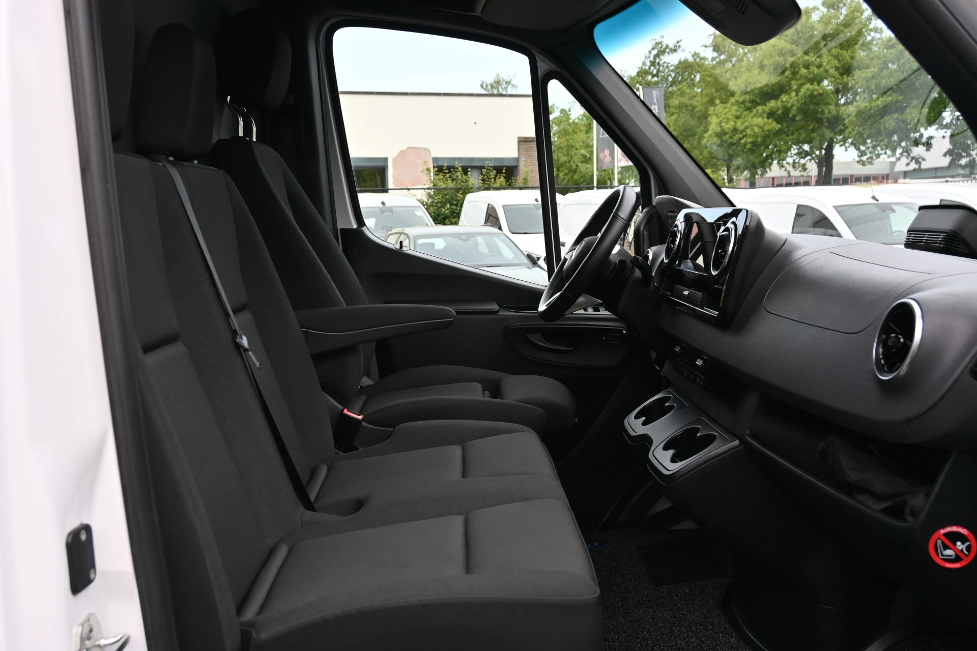 Mercedes-Benz eSprinter 2024 - 320 RWD L2H2 Select 81kWh obrázek 8
