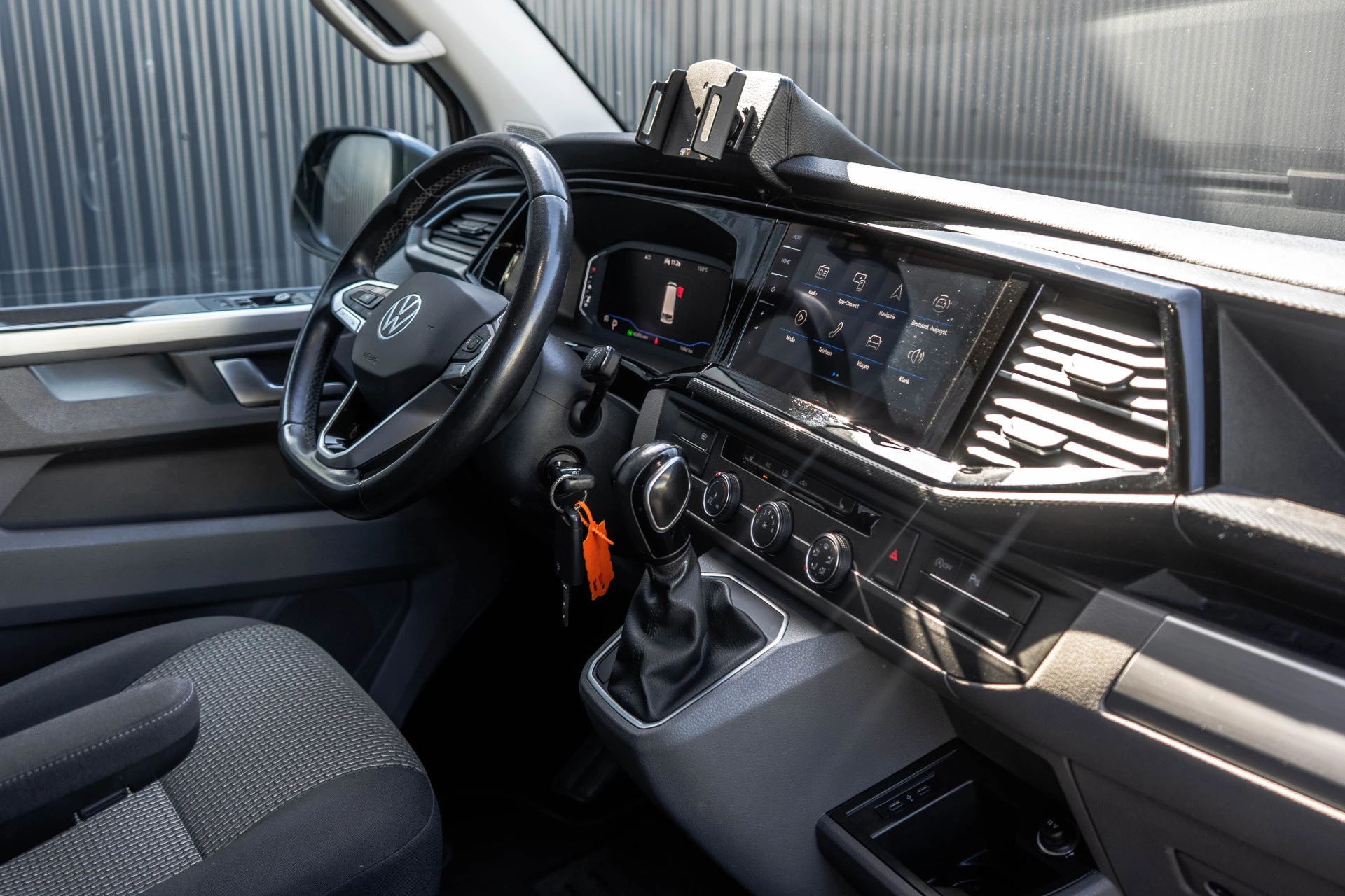 Volkswagen Transporter 2021 - T6.1 2.0 TDI BULLI | L1H1 | 150PK | LED | Automaat | Camera | Carplay | PDC | Trekhaak imagen 2