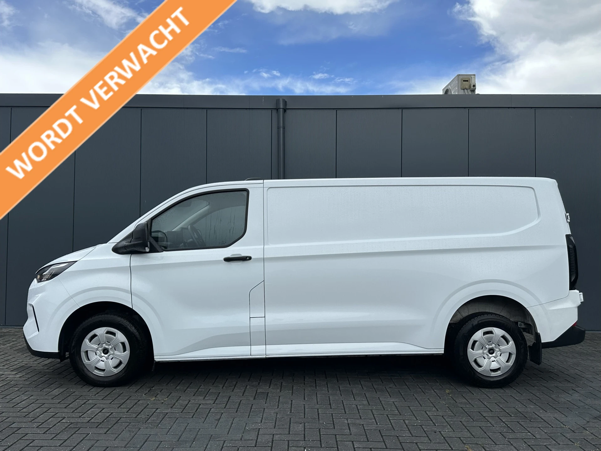 Ford Transit Custom 2024 - 2.0 TDCI 136 PK TREND / L2H1 / 2.740 KG AHG / CAMERA / CRUISE / 3 ZITS / AIRCO / CARPLAY afbeelding 1