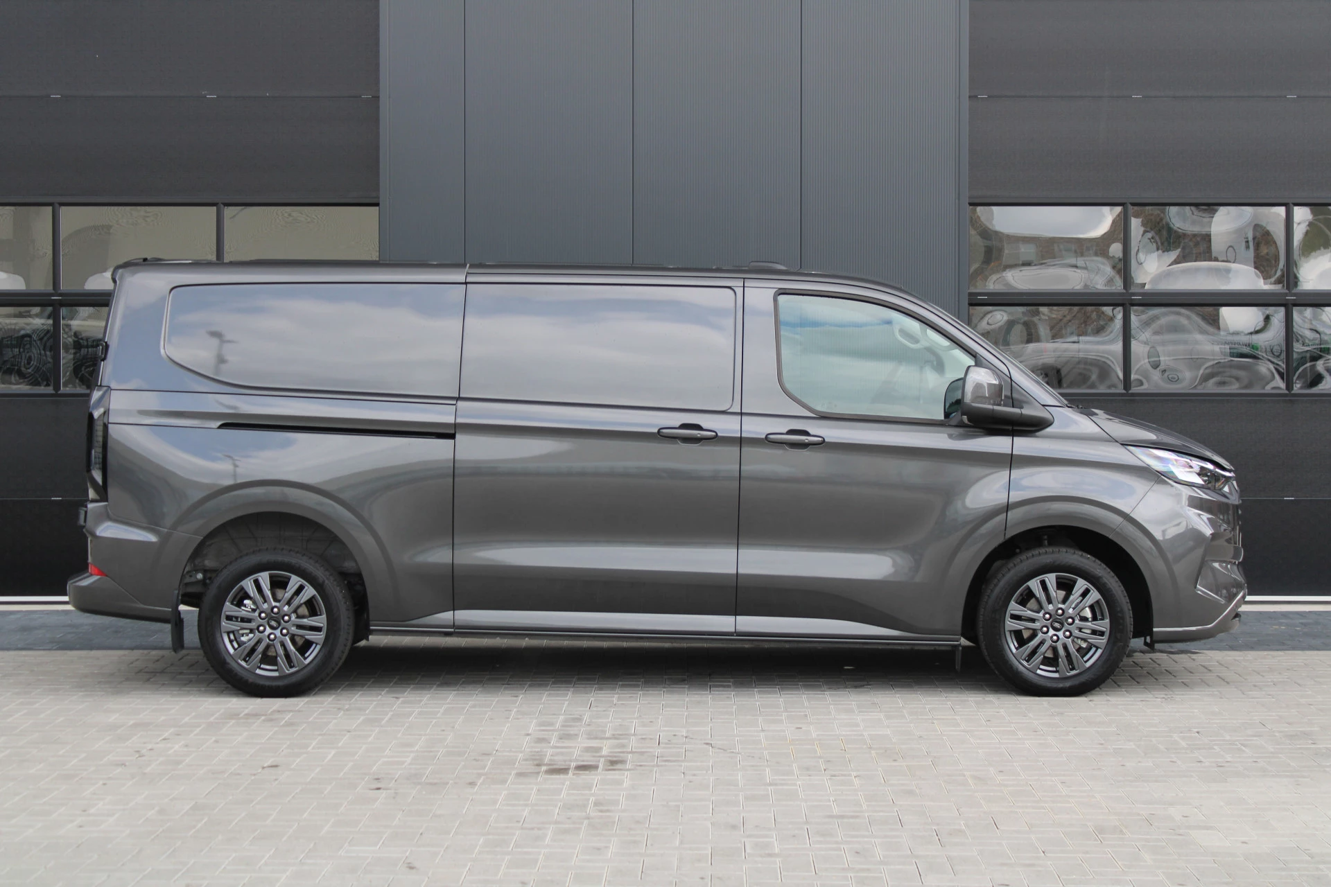 Ford Transit Custom 2025 - 320 2.0 TDCI L2H1 Limited 170pk - Adaptive Cruise - Stuurwiel verwarmd - Draadloos laden - Blind spot - Navigatie - Camera - Rijklaar zdjęcie 4