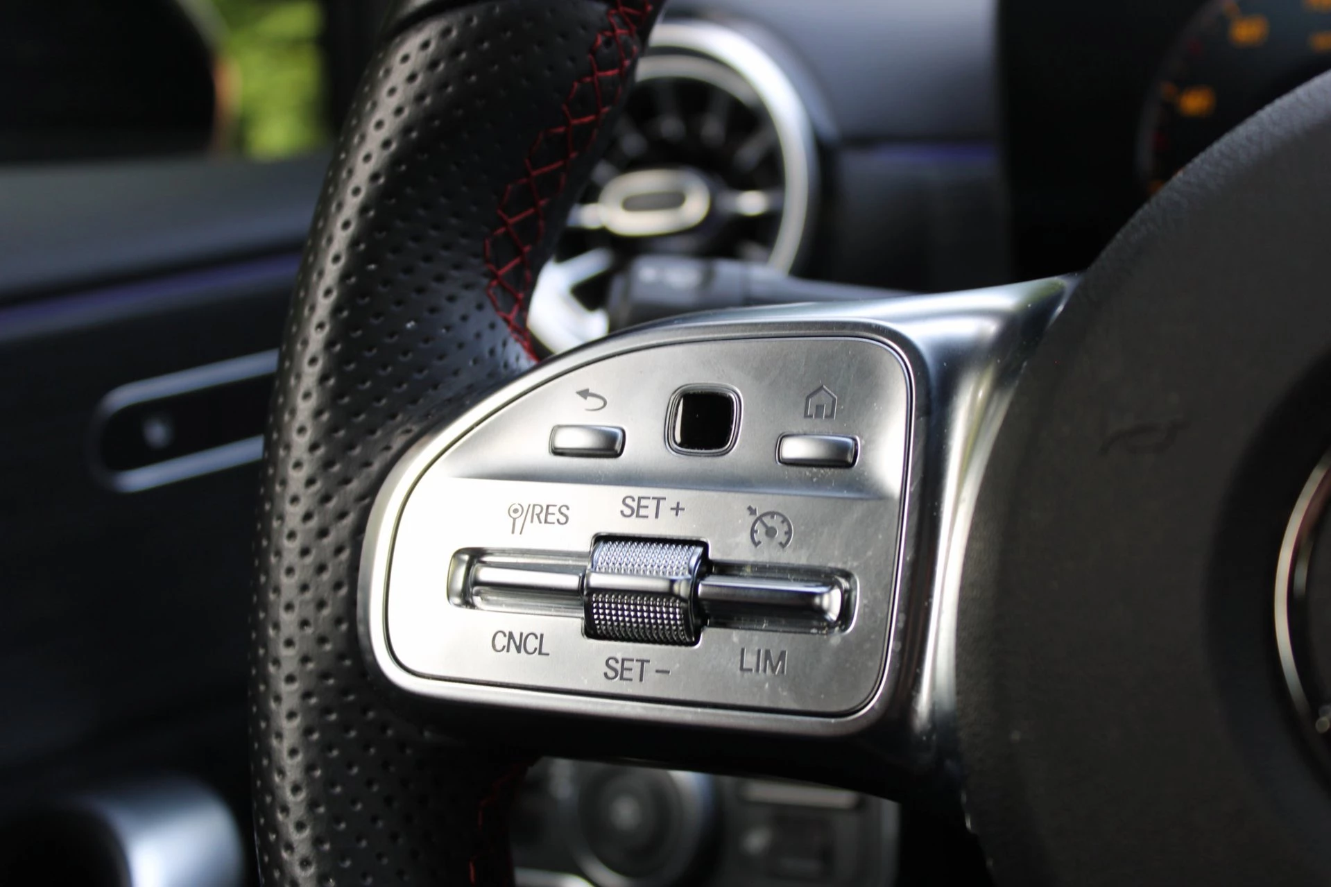 Mercedes-Benz A-Klasse 2023 - 180 AMG Line Panodak Sfeerlicht Keyless afbeelding 9