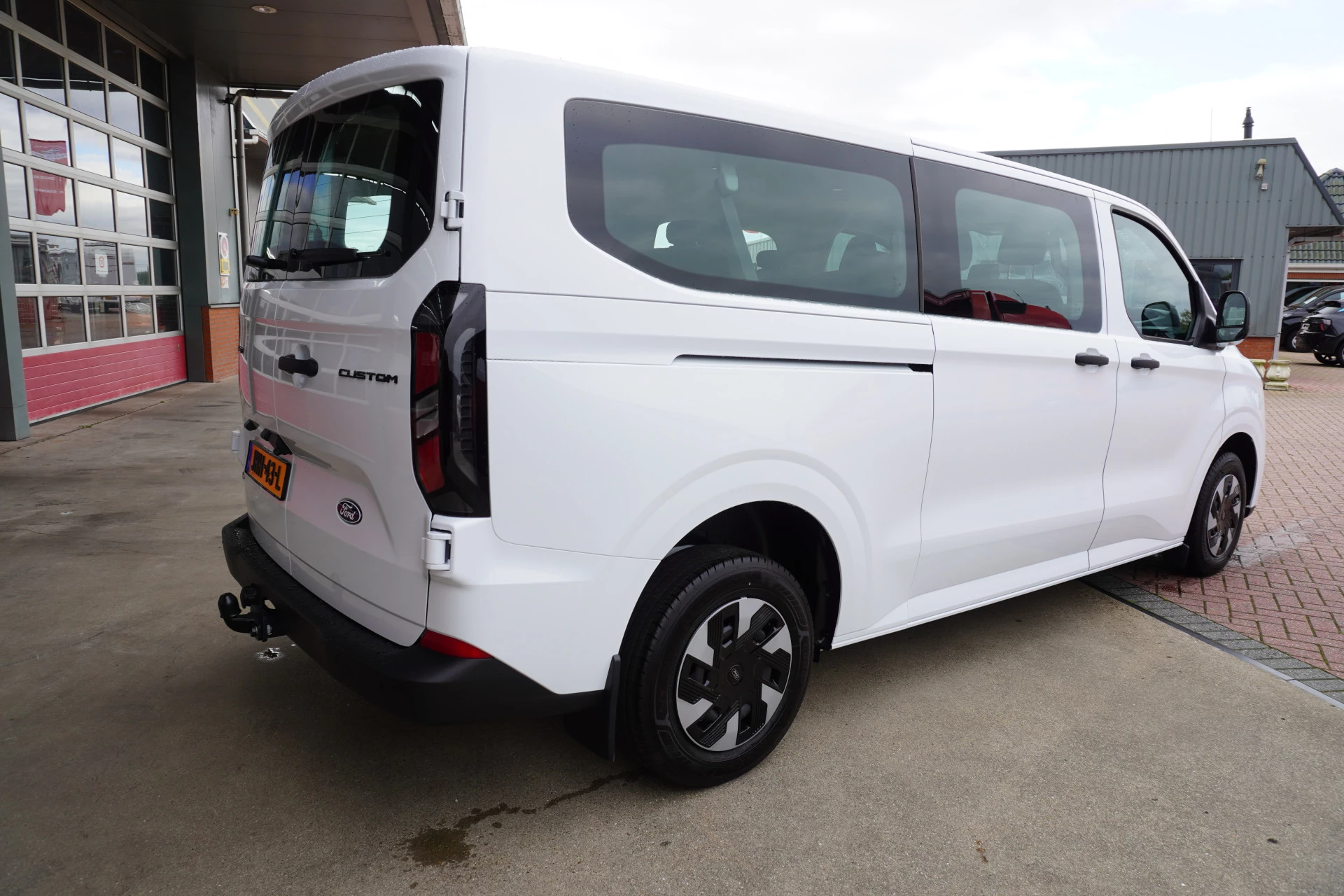 Ford Transit Custom 2025 - 340L 2.5 PHEV 233PK L2H1 Trend 9 Persoons PHEV Automaat image 4