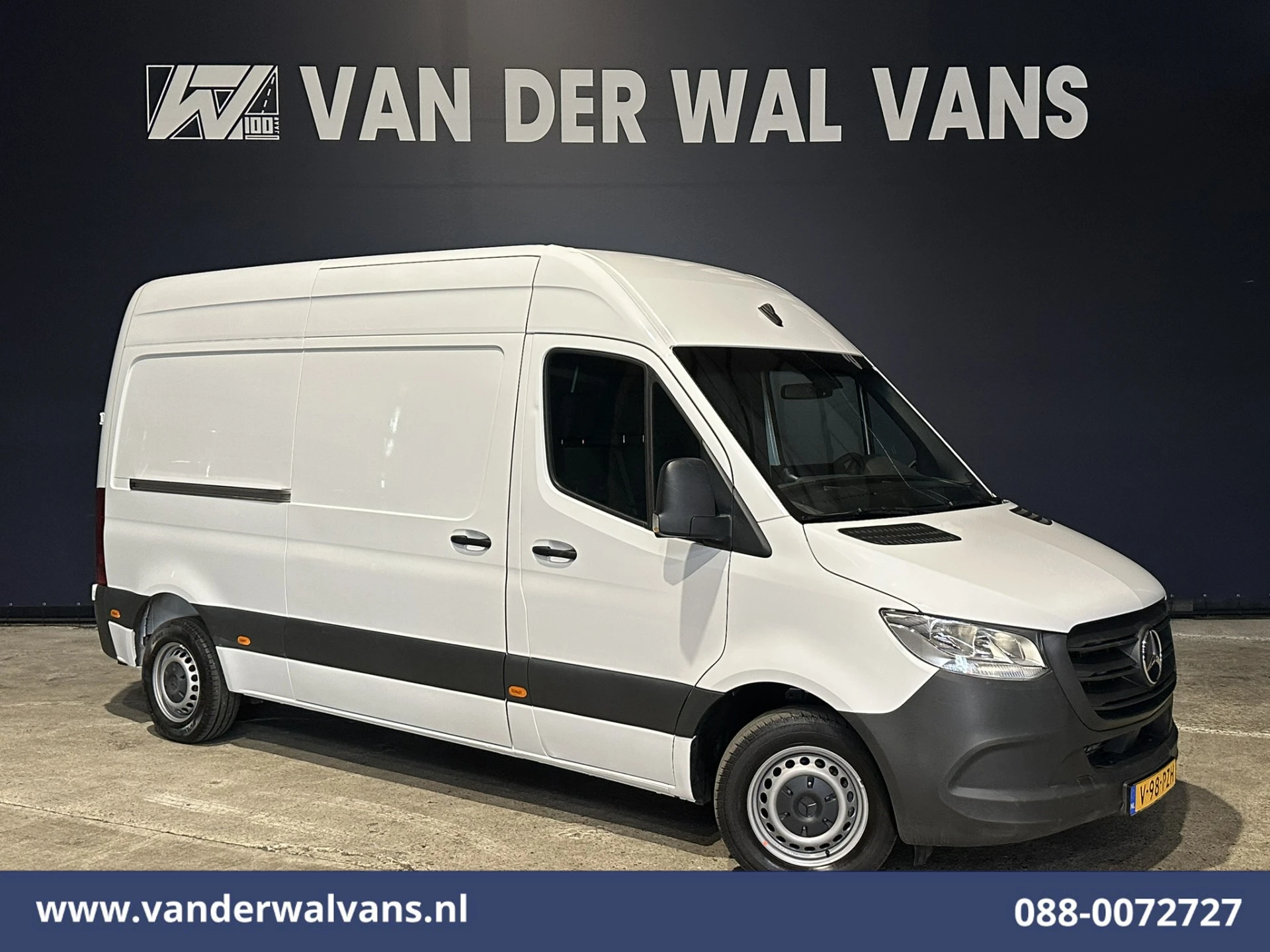 Mercedes-Benz Sprinter 2023 - 211 CDI 115pk L2H2 Euro6 Airco | Trekhaak | Bijrijdersbank afbeelding 1