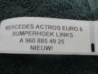 Mercedes-Benz Actros - A 960 885 49 25 BUMPERHOEK LINKS MP4 imagen 2 miniatura