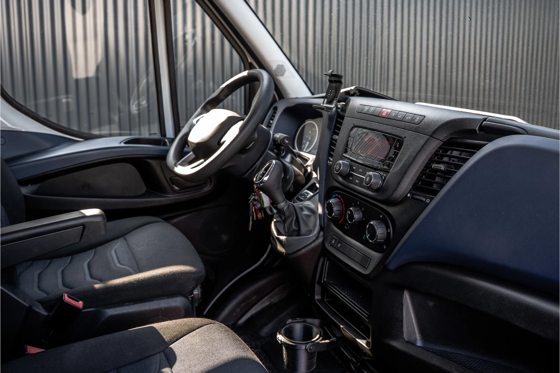Iveco Daily 2020 - 35C18 | 3.0L | 180 PK | Bakwagen met laadklep | Zijdeur | Automaat | N1 | Cruise | Airco immagine 2