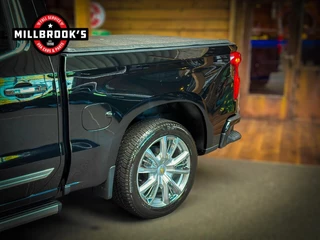 Chevrolet Silverado 2024 - USA High Country 6.2 V8 420 PK изображение 3