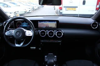 Mercedes-Benz A-Klasse 2020 - 180 AUT7 AMG LINE NIGHT PAKKET PANORAMADAK CARPLAY <<NL AUTO>> afbeelding 2 miniatuur