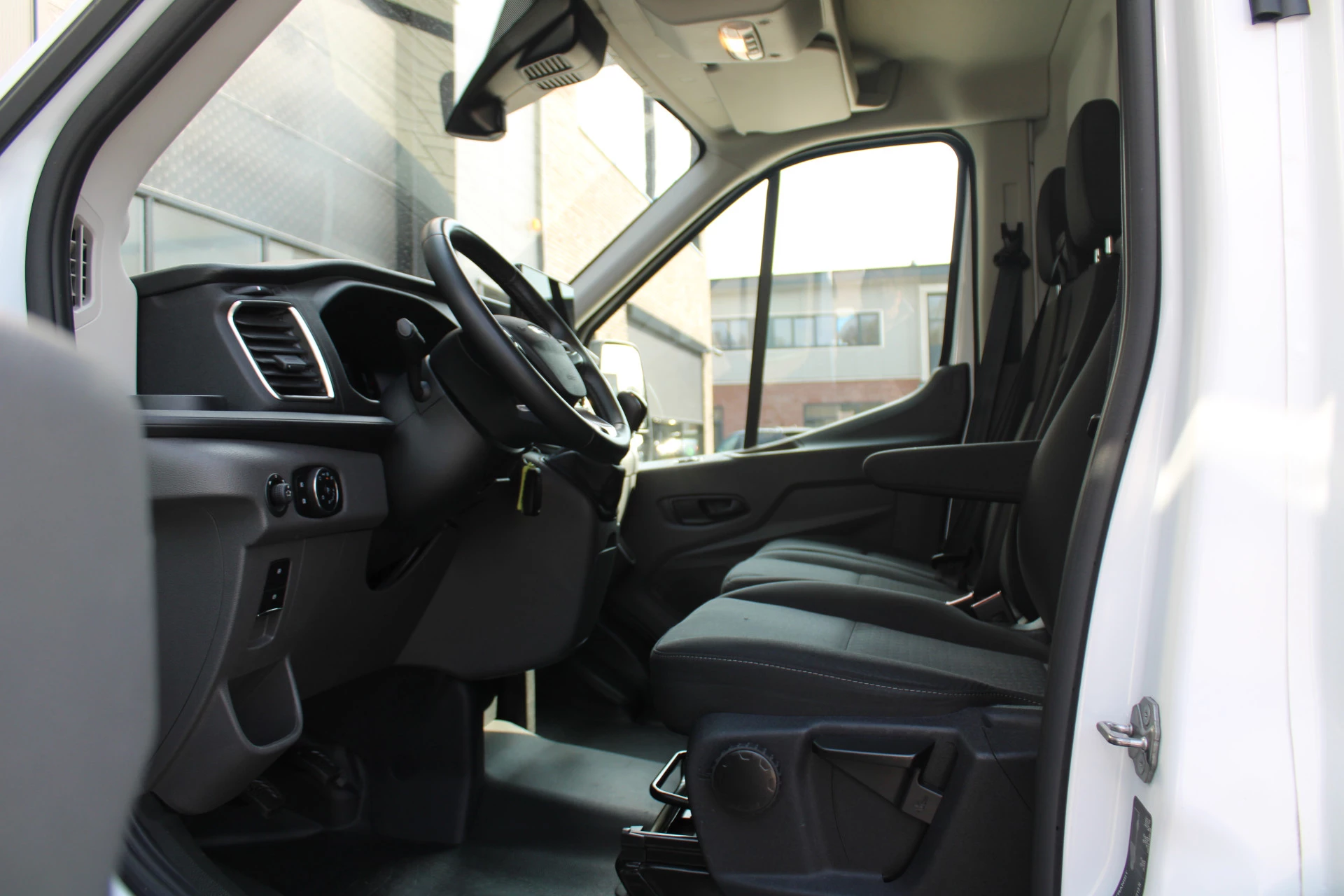 Ford Transit 2024 - 350 2.0 TDCI L4H3 Trend RWD 130pk - 270gr deuren - Camera - Cruise - Carplay - Airco - PDC - Rijklaar immagine 16