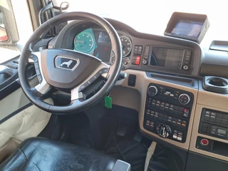 MAN TGX 2018 - 35.500 8x4*4 - Hyva Hooklift - Custom interior - Steering axle rear - Euro 6 image 23