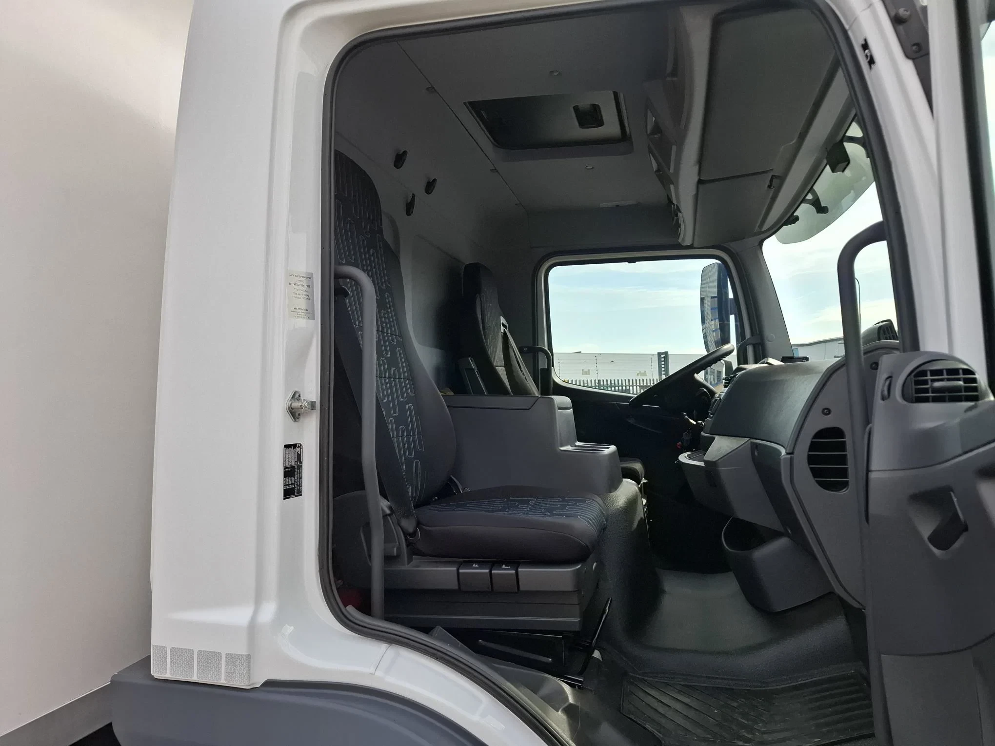 Mercedes-Benz Atego 2020 - 1523 / THERMOKING T560R / 201691 KM / LAMBERET ISOLATED COOLBOX 7MTR / PLATFORM 1500KG / TUV:06-11-2026 / TOP CONDITION / AUTOMATIC / EURO-6 / 2020 obrázek 32
