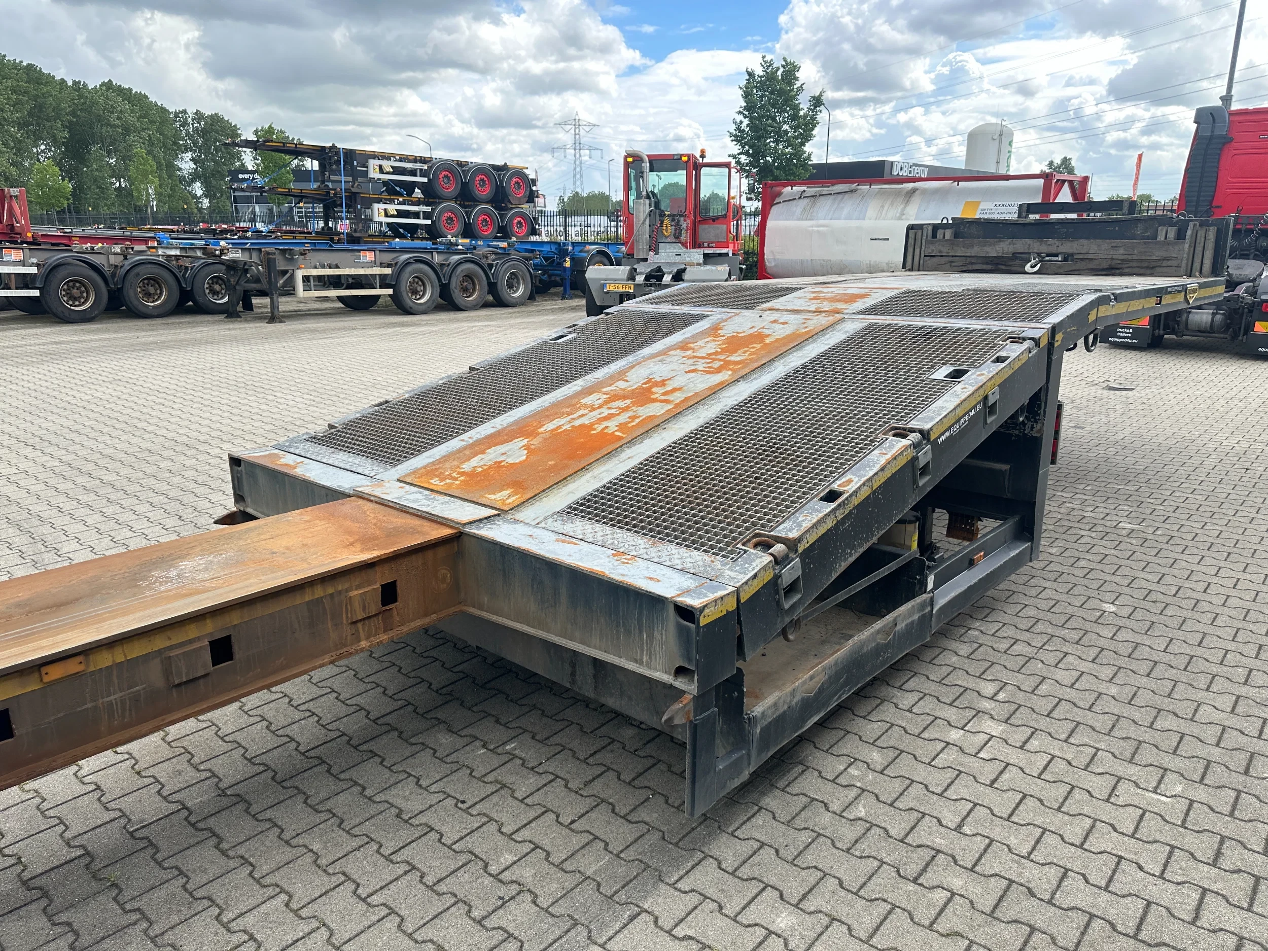 Broshuis 2017 - 3ABSD Lowloader 3-axle / GVW: 59.000kg / Neck: 23.000kg / hydraulic steering + ramps + loading table / 4.60m extendable / winch / liftaxle afbeelding 41
