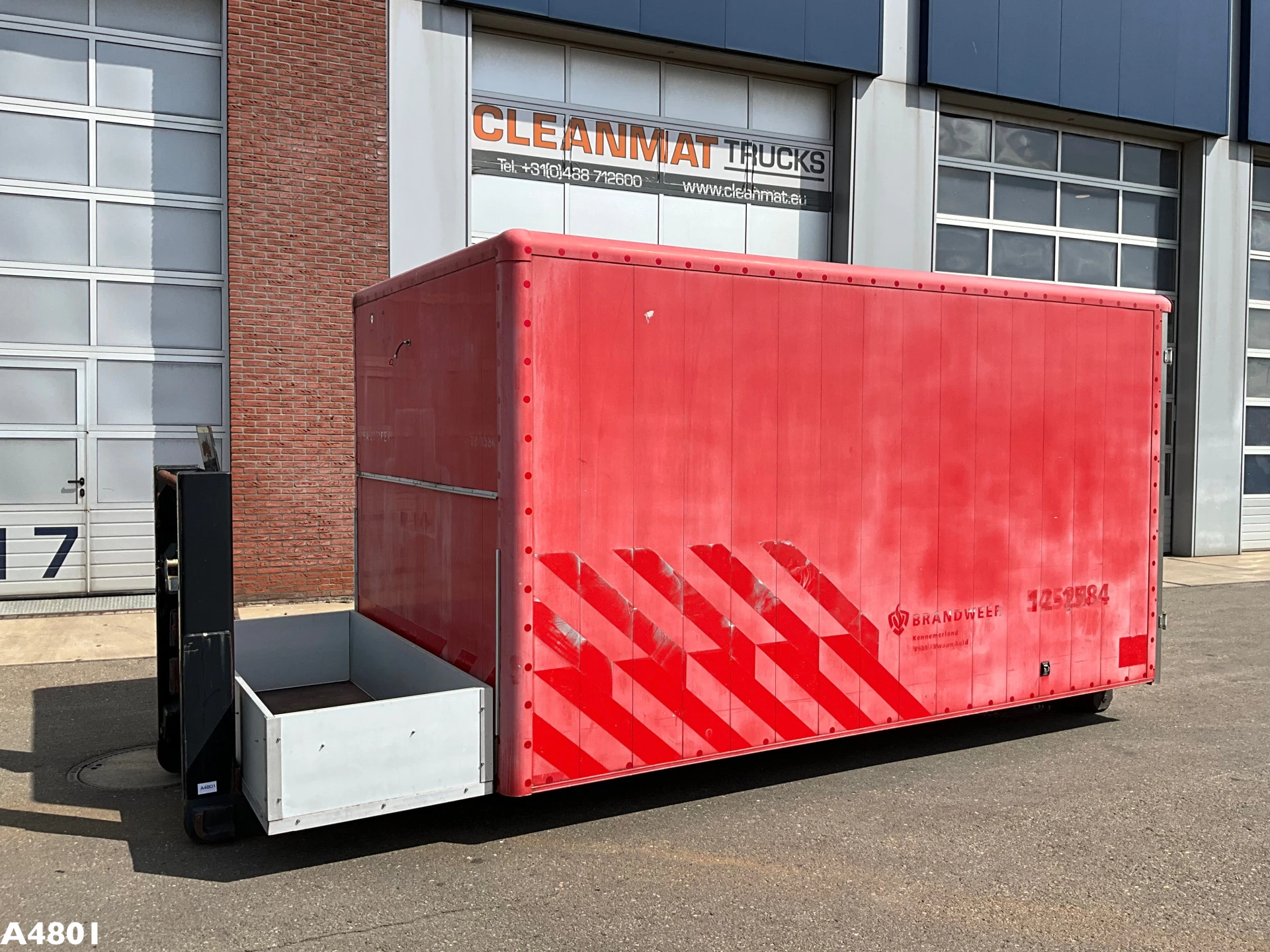 Gesloten 18m³ container met oprijrampen ex-brandweer! afbeelding 1