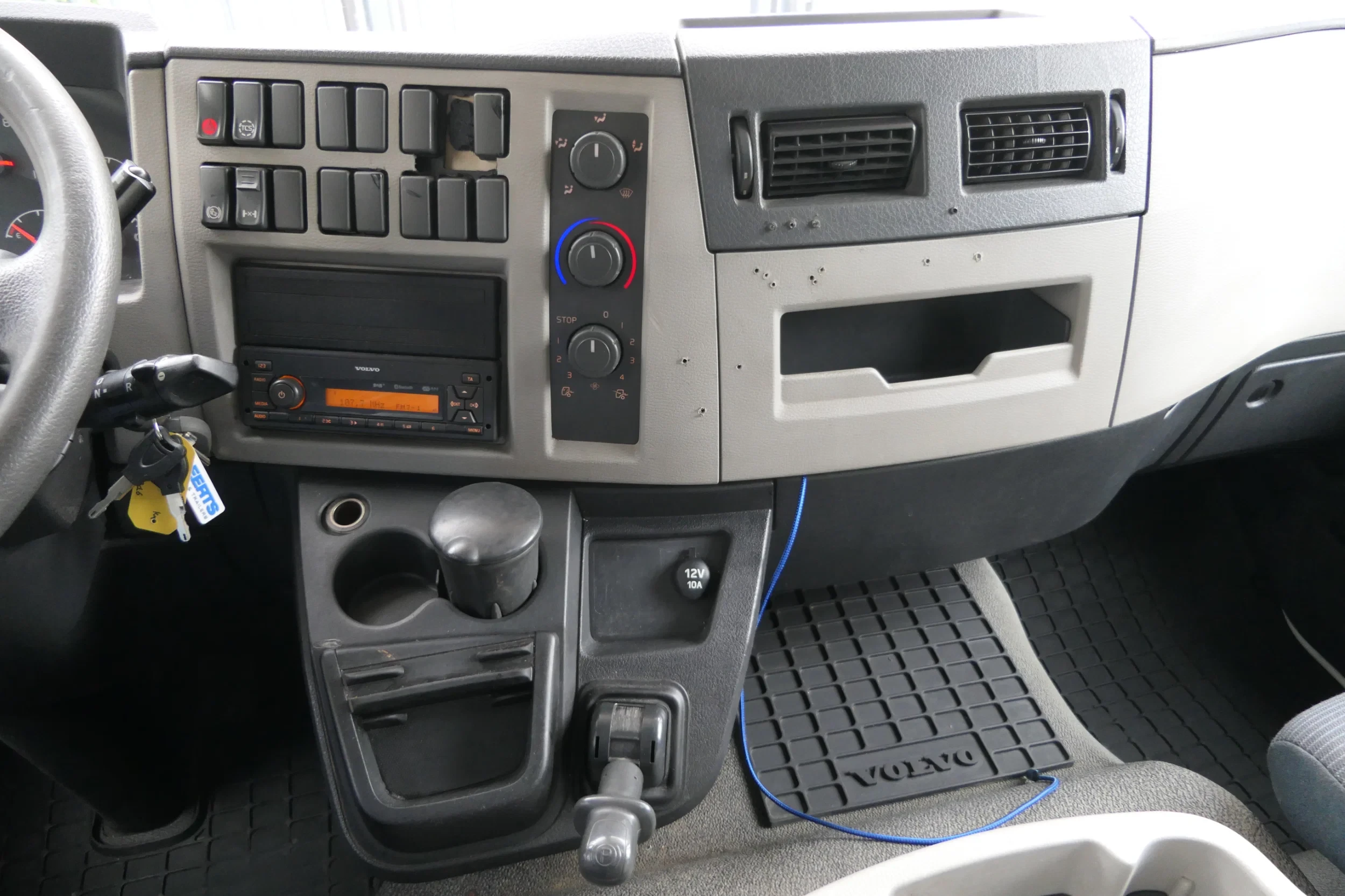 Volvo 240 2013 - FL | Carrier SUPRA 950Mt / Bi-temp | 3 Compartments | 465932Km | 2013 | 12Ton | 6 Cylinder | Dhollandia 1500Kg | TUV/MOT/APK 08-2026 | Luxembourg Truck afbeelding 42