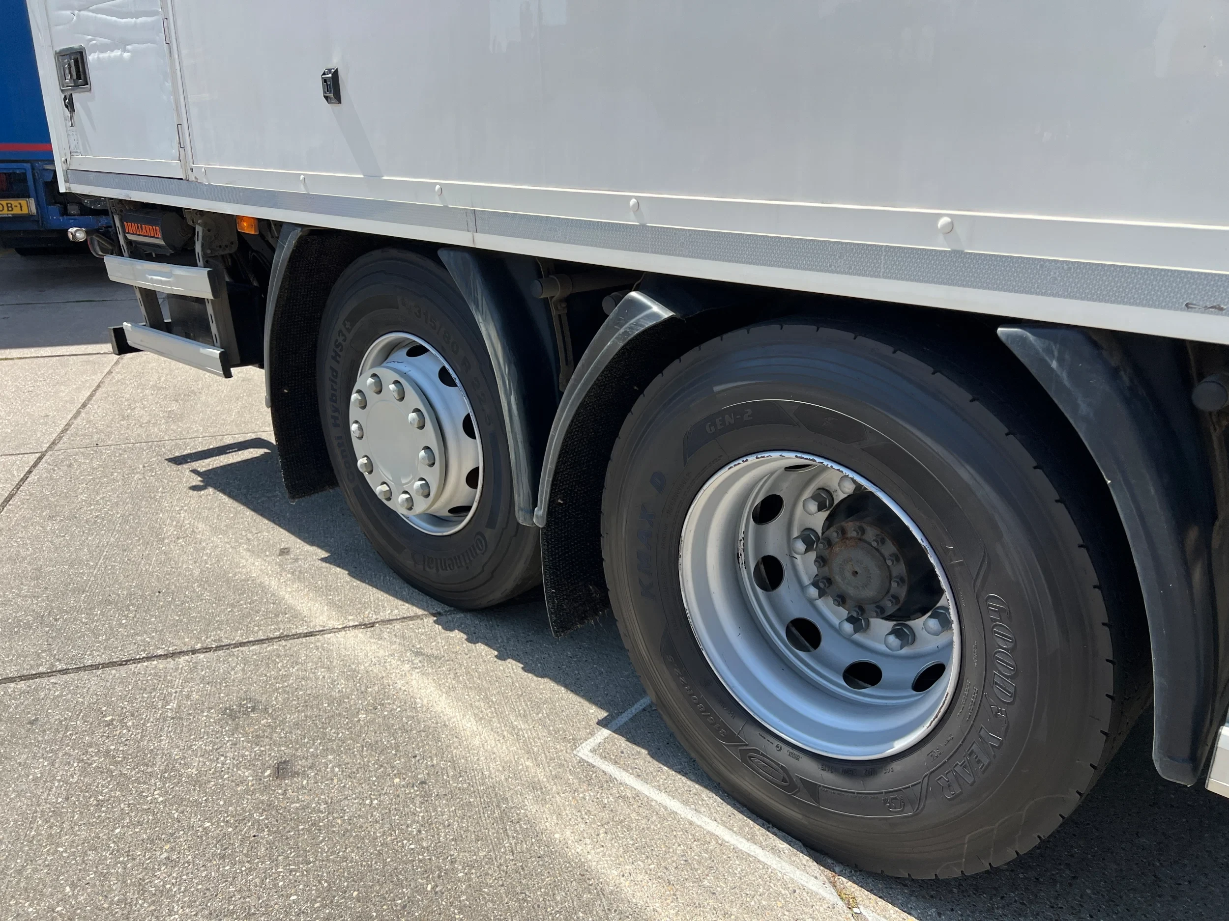 Renault D 2019 - Wide 28.320 / 6x2 / Closed box / Dhollandia image 19