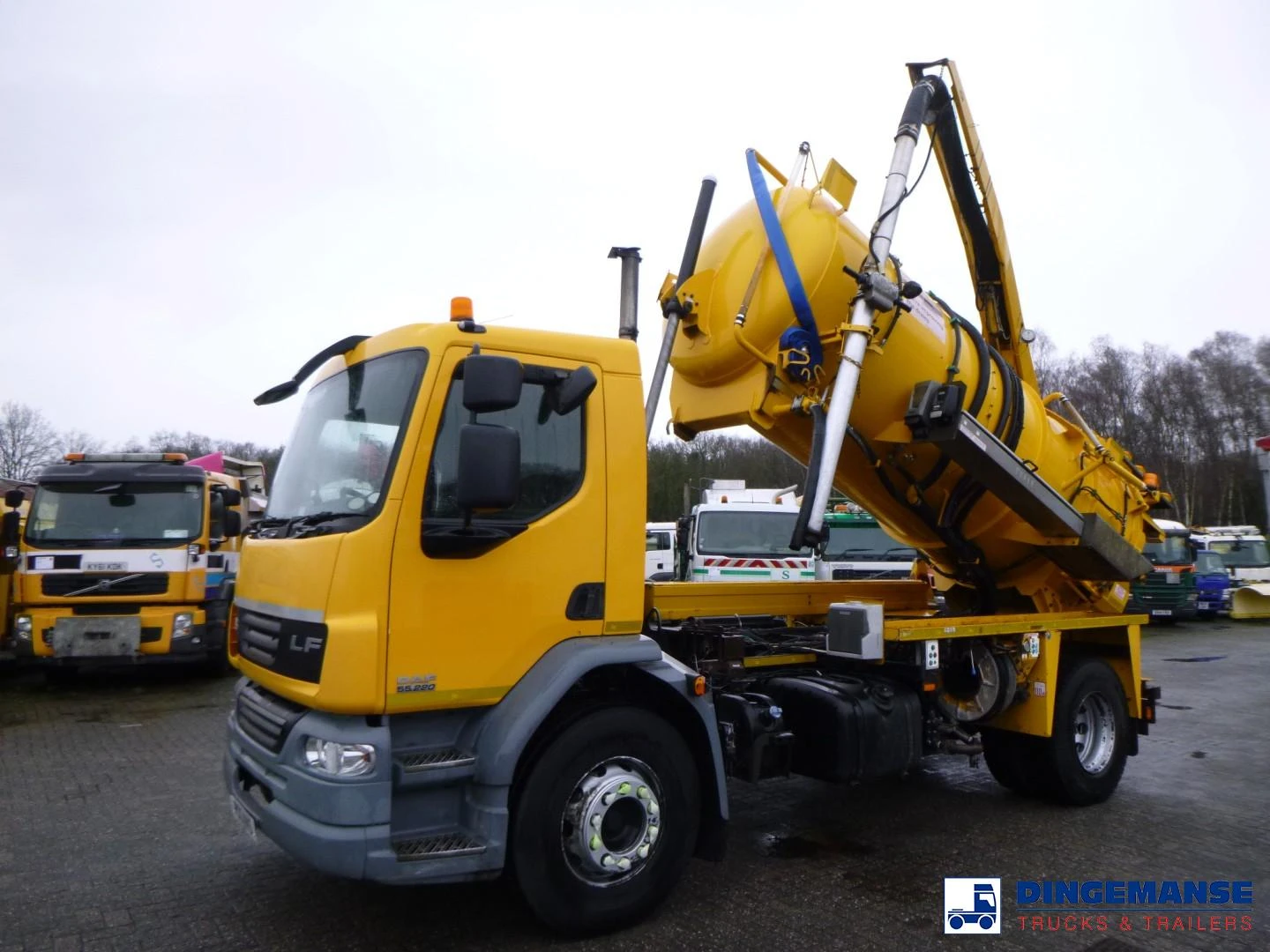 DAF LF 55.220 4X2 RHD Whale vacuum tank 8.1 m3 2013 imagem 1