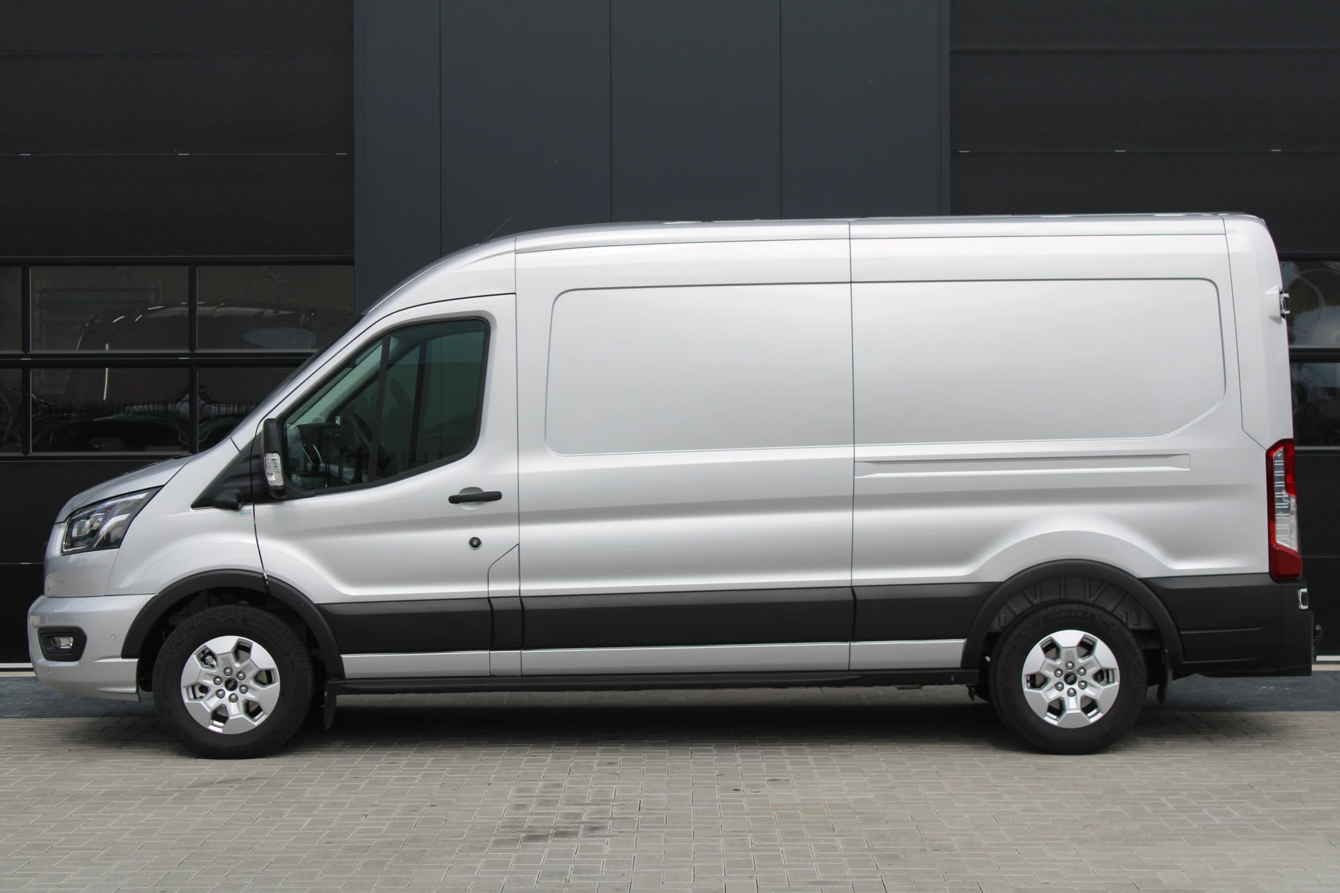 Ford Transit 2024 - 350 2.0 TDCI L3H2 Limited Raptor 165pk - LUCHTVERING - ACC - Blind Spot - 360 camera - Raptor Grill - Stoel-Stuurverwarming - Trekhaak - Rijklaar zdjęcie 31