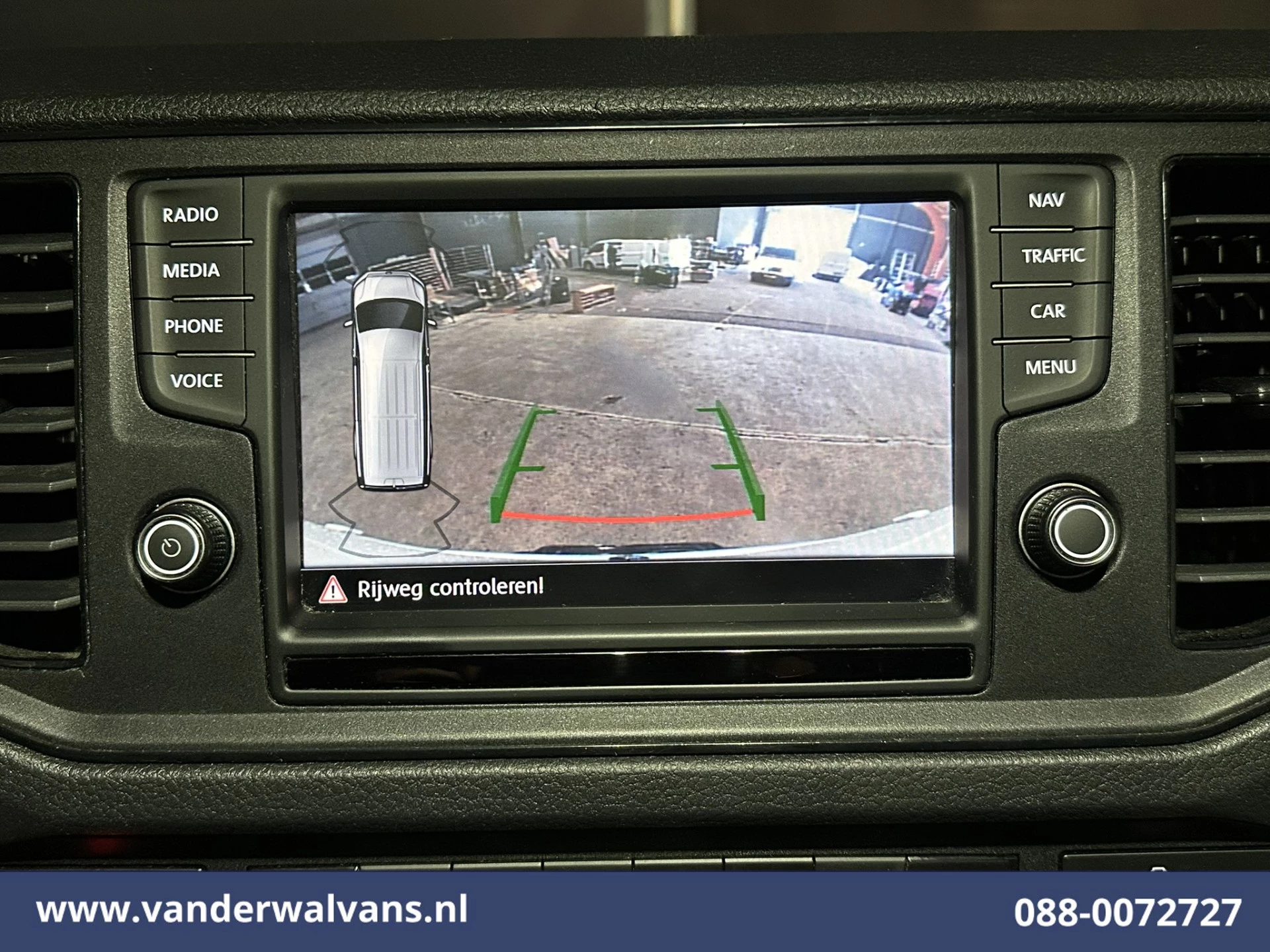 Volkswagen Crafter 2019 - 2.0 TDI 140 pk L3H3 L2H2 Euro6 Airco | Camera | Navigatie | Apple Carplay | Massagestoel image 4