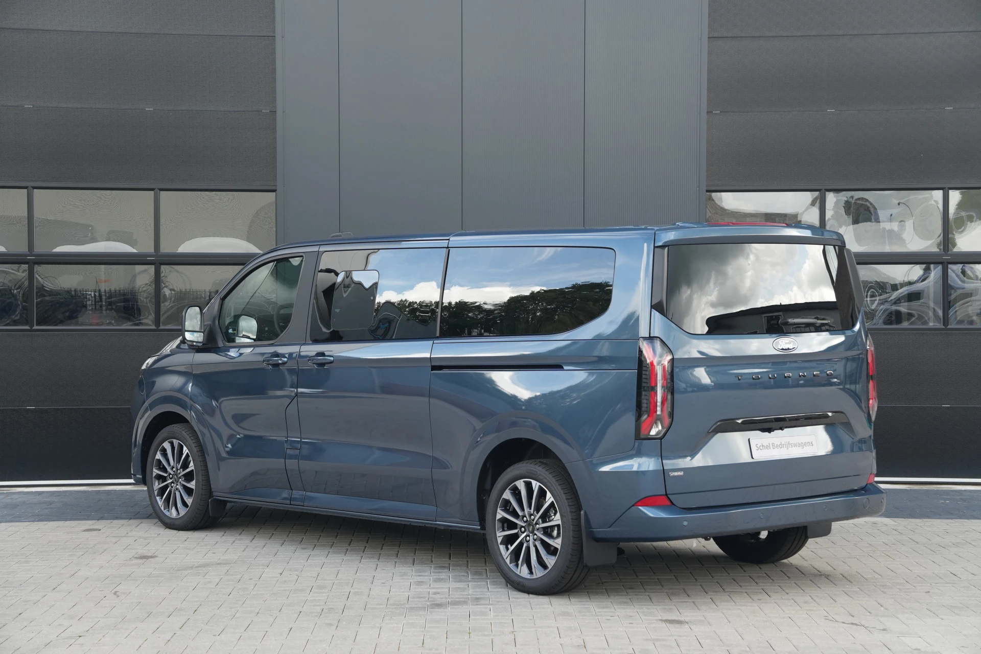 Ford Tourneo Custom 2026 - 340 2.5 PHEV L2H1 Titanium X 232pk | ACC | Pano | B&O | Elek. schuifdeuren | 360 camera | Elek-Trekhaak | Prijs excl. BTW | Rijklaar obrázek 9