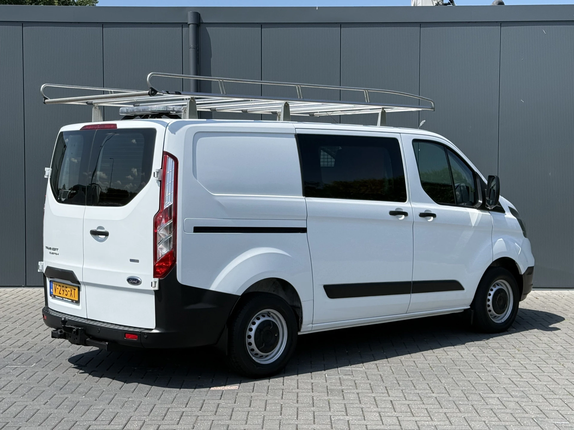 Ford Transit Custom 2019 - 2.0 TDCI / L1H1 / 1e EIG. / 40.176 KM! / TREKHAAK / IMPERIAAL / INRICHTING / AIRCO / 3-ZITS afbeelding 3