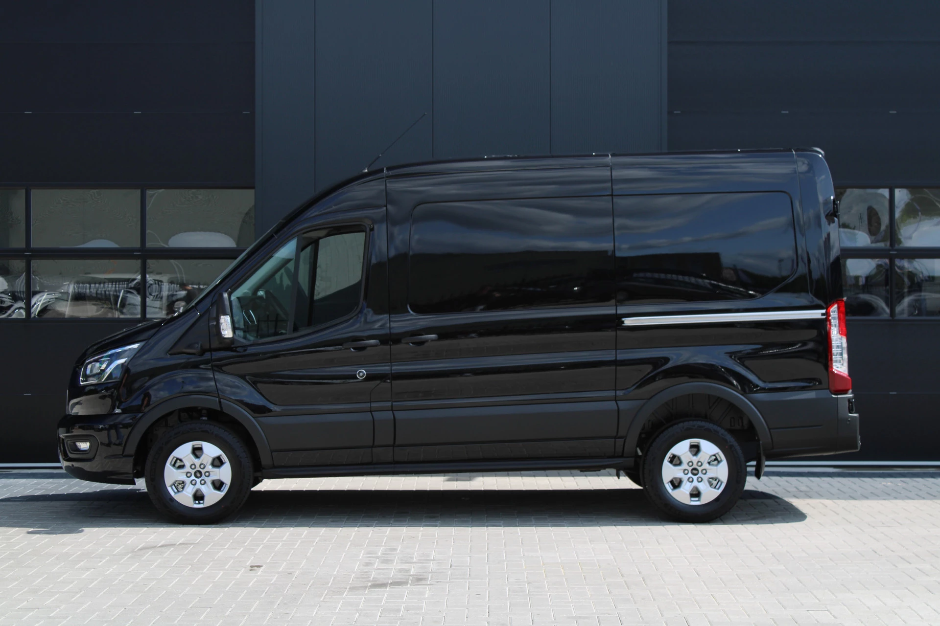 Ford Transit 2024 - 350 2.0 TDCI L2H2 Limited 165pk - 2x Schuifdeur - Navi - 360 Camera - Adaptive Cruise - Xenon - Blind Spot - Rijklaar obrázek 30